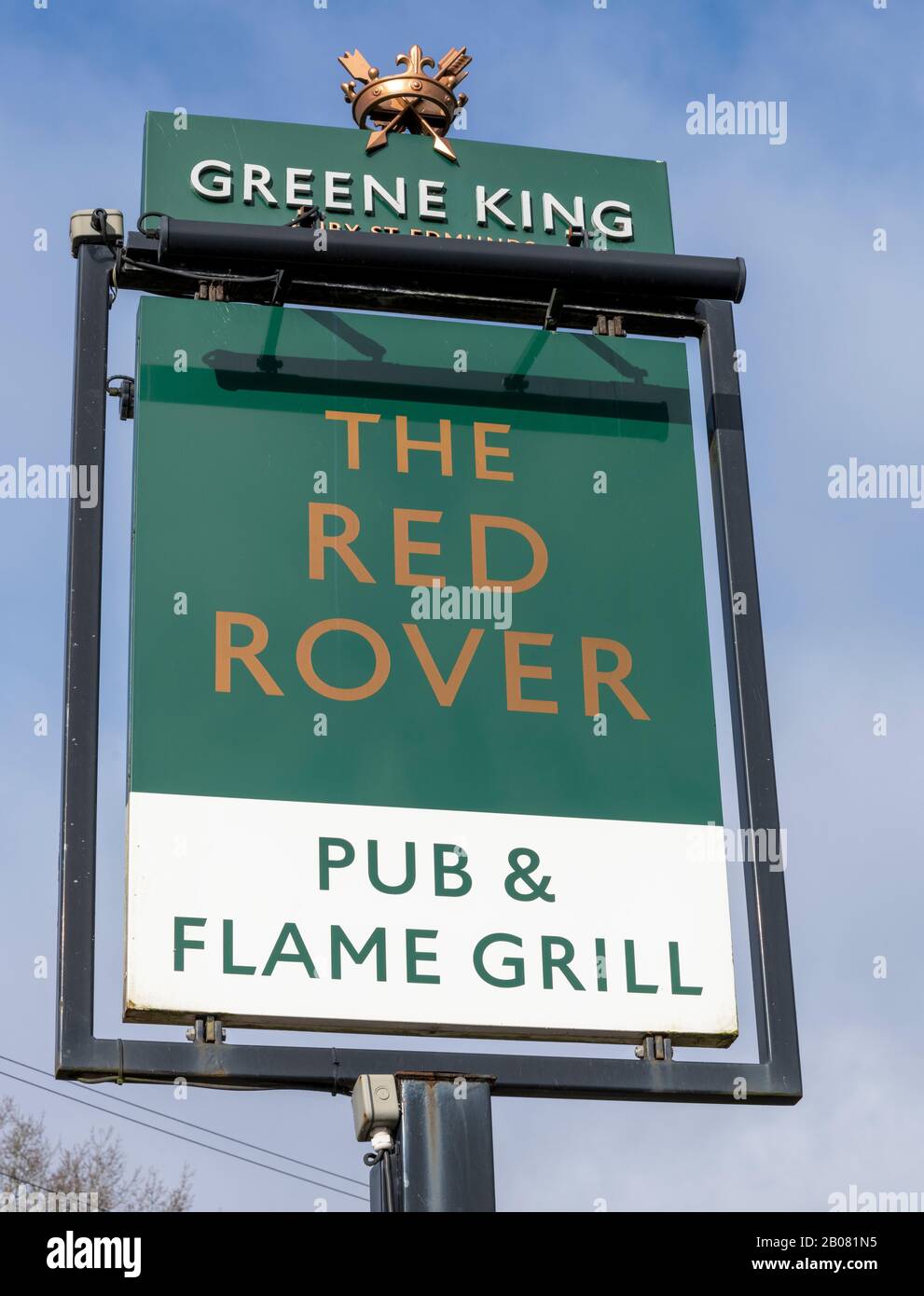 Hängendes Pub-Schild im Red Rover Public House - ein Greene King Public House - Salisbury Road, West Wellow, Hampshire, England, Großbritannien Stockfoto