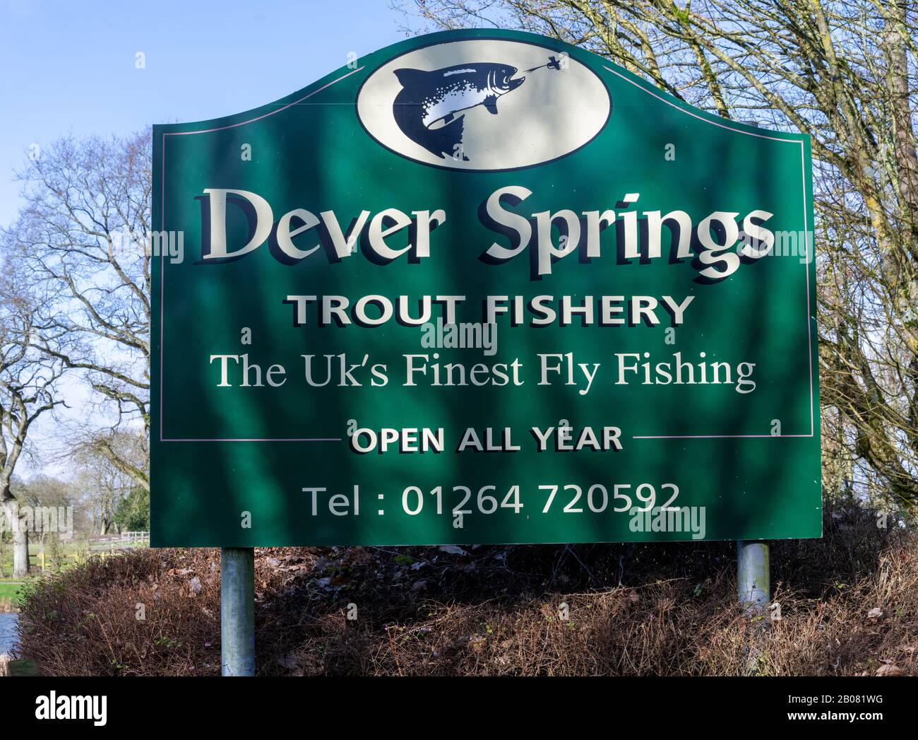 Schild am Eingang zu Dever Springs Trout Fishery am Fluss Dever, Winchester, Hampshire, England, Großbritannien Stockfoto