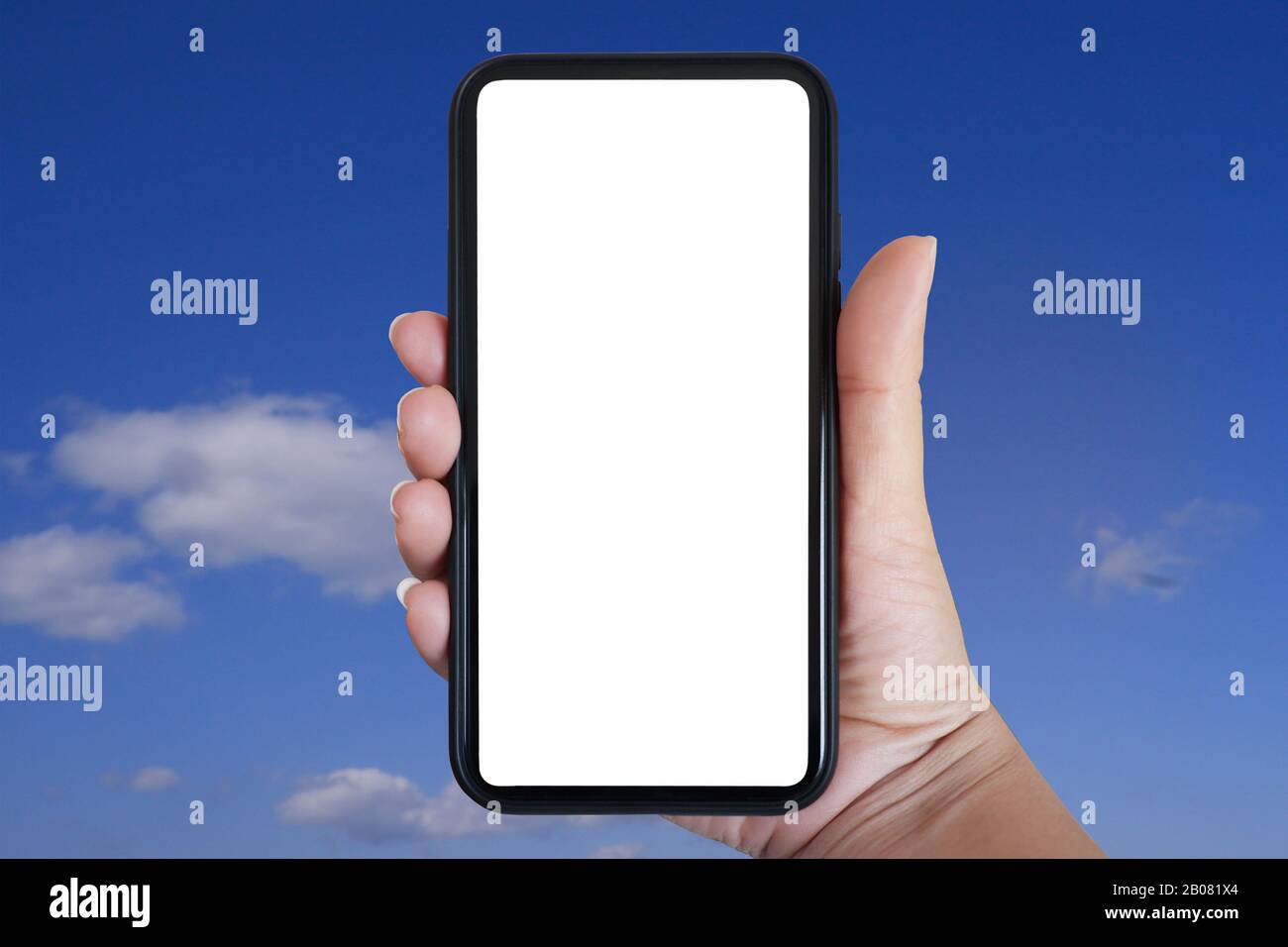Nahaufnahme des Telefons senkrecht Halten, Mit dem Smartphone in Richtung blauer Himmelshintergrund Stockfoto