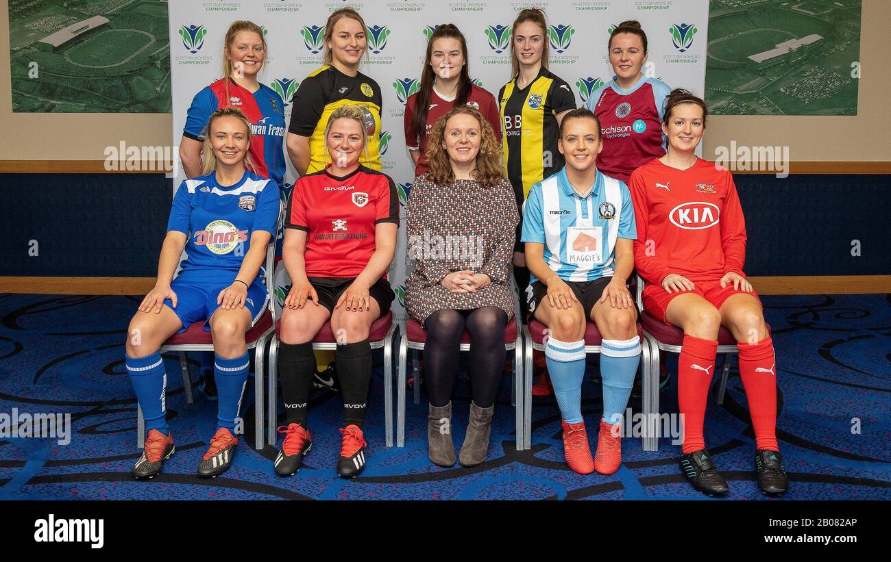 Glasgow, Großbritannien. Februar 2020. Vertreter bilden die Teams, die an der Eröffnungssaison der schottischen Fußball-Frauenmeisterschaft beteiligt sind, die zusammen mit Vivienne MacLaren Scottish Women's Football Chair während der Startveranstaltung der schottischen Frauen-Championship-Saison im Nationalstadion Hampden Park, Glasgow, Mittwoch, 19. Februar 2020, Credit Colin Poultney/Alamy Live News zusammengetragen wurden Stockfoto