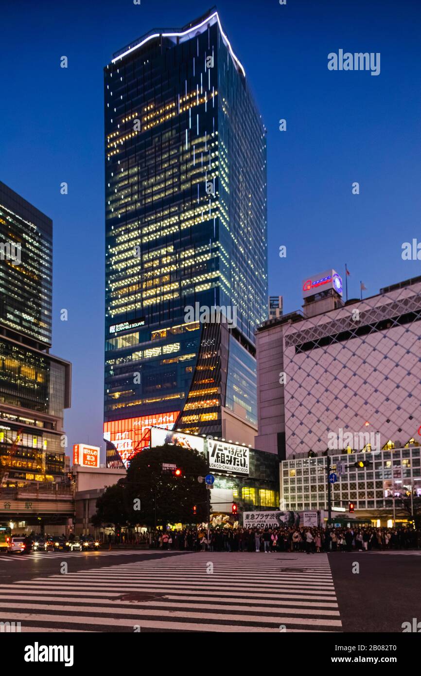 Japan, Honshu, Tokio, Shibuya, Shibuya Scramble Square Building und Shibuya Station at Night Stockfoto