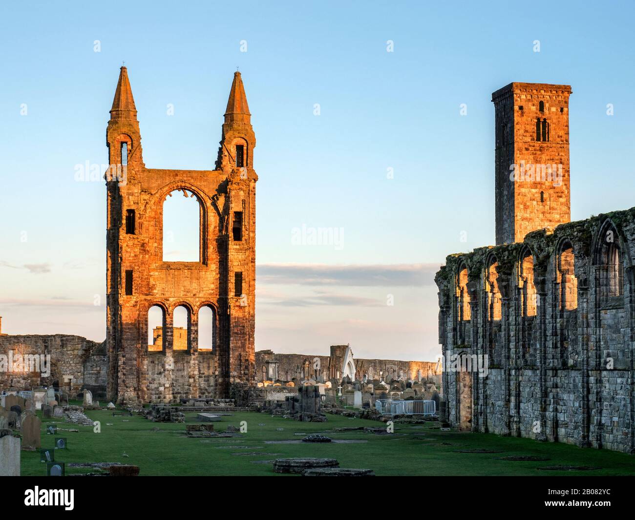 Die Ruinen der St Andrews Cathedral beleuchteten von der untergehenden Sonne in St Andrews Fife Scotland Stockfoto