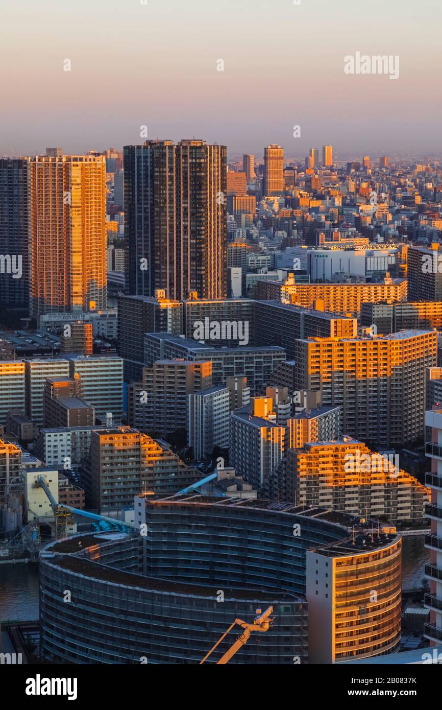 Japan, Honshu, Tokio, Toyosu Area Modern Skyline, Modern Apartments und Hochhäuser mit Skytree Tower in der Ferne Stockfoto