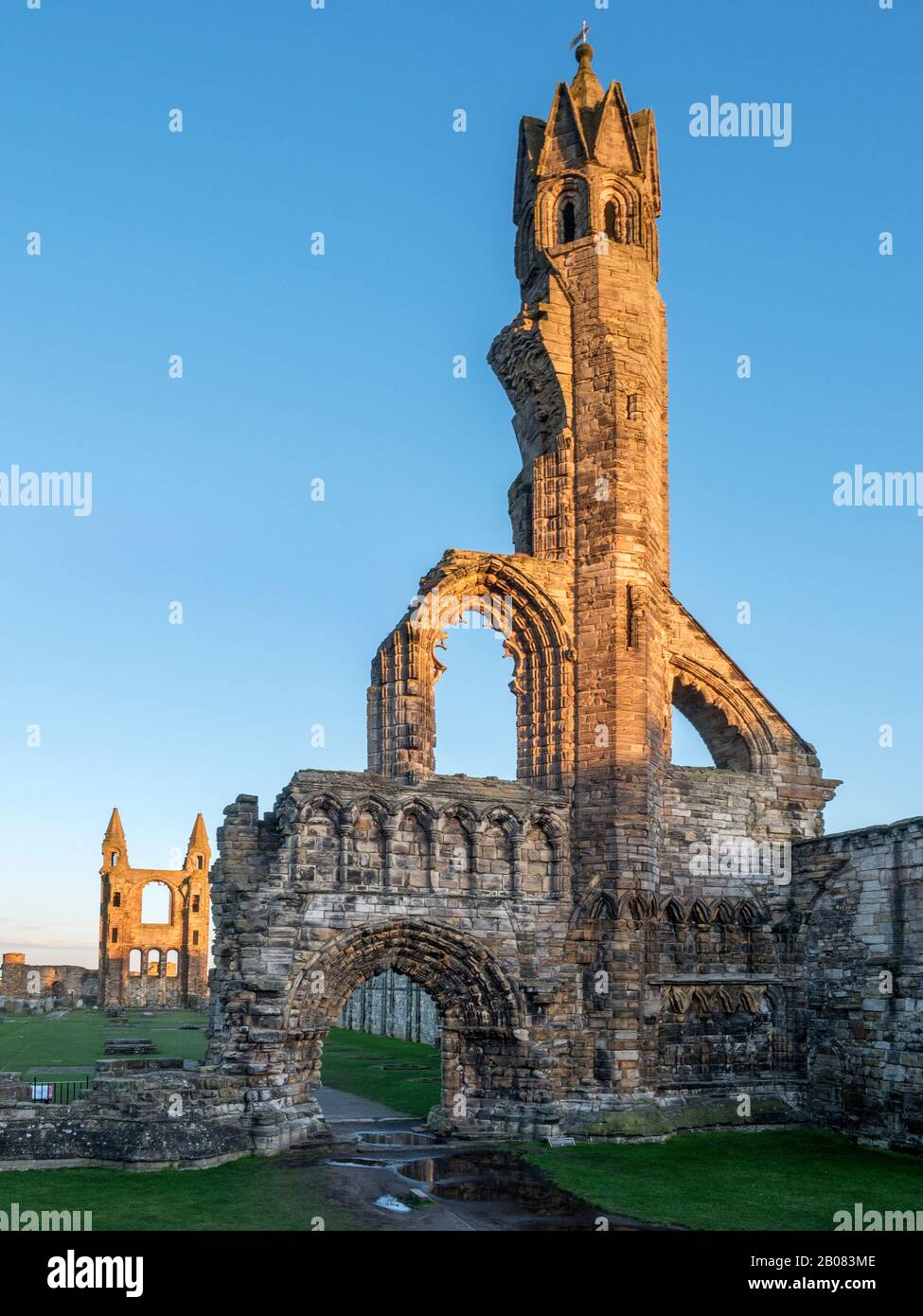 Die Ruinen der St Andrews Cathedral beleuchteten von der untergehenden Sonne in St Andrews Fife Scotland Stockfoto