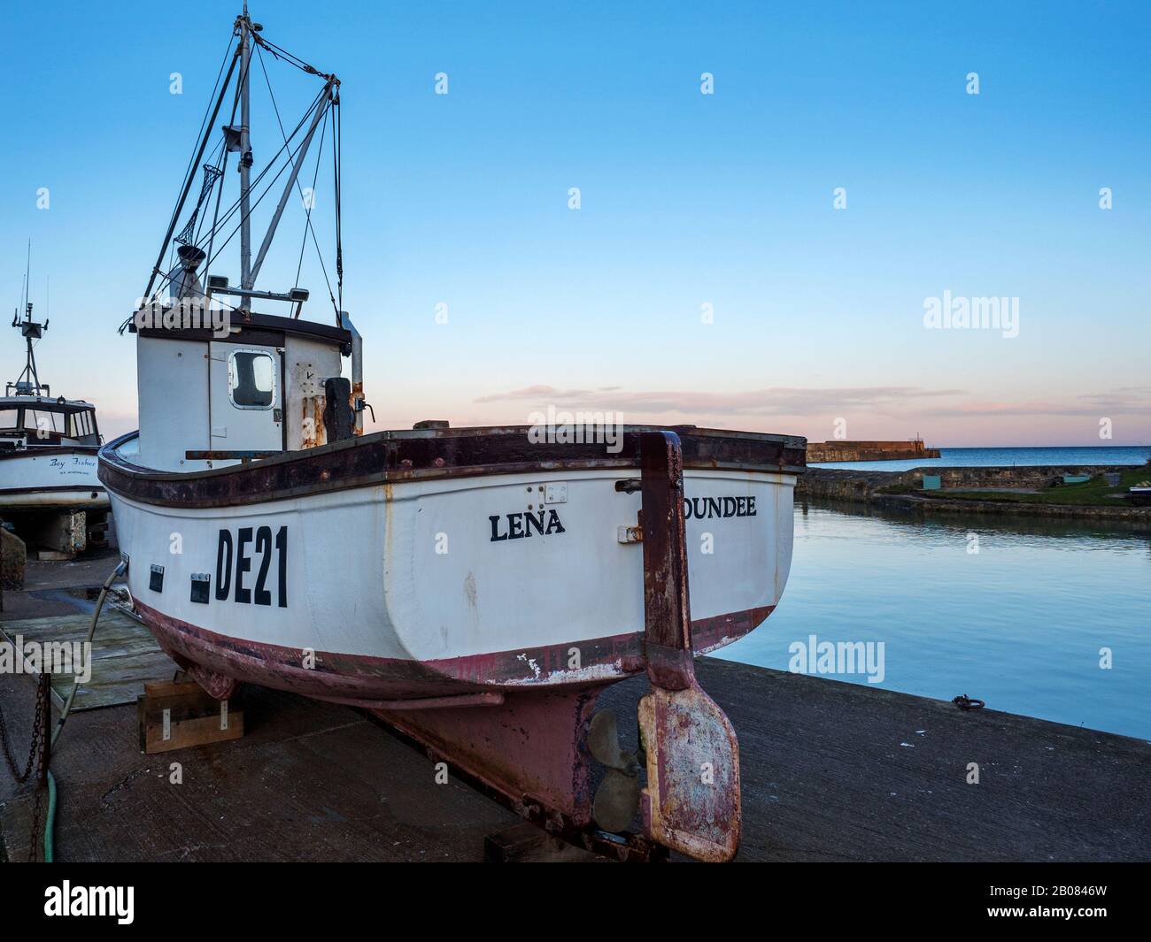 Fischerboot auf der Quayside am St Andrews Harbour in der Dämmerung St Andrews Fife Scotland Stockfoto