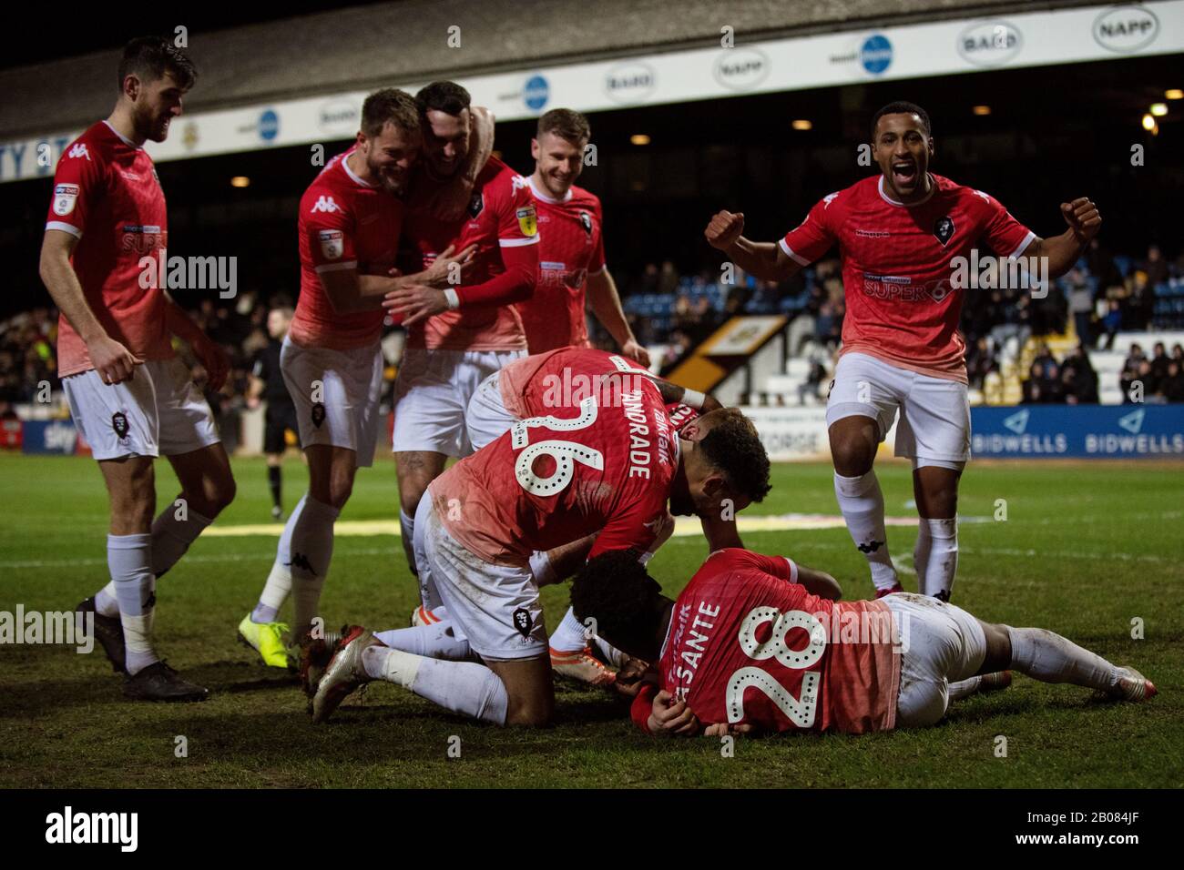 Spieler von Salford City feiern das Ziel von Ash Hunter im Vergleich zu Cambridge United. Cambridge United 0-4 Salford City. 27/01/20. Stockfoto