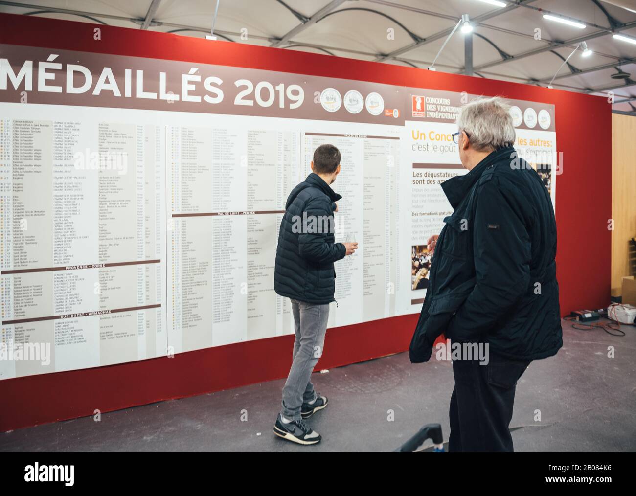 Straßburg, Frankreich - 16. Februar 2020: Männer, die Teilnehmer der Vignerons Independent English betrachten: Unabhängige Winzer der französischen Weinmesse für Privat- und Horeca-Kunden Stockfoto