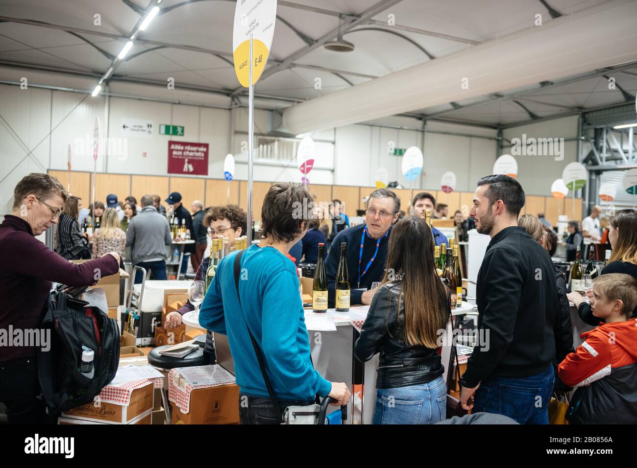 Straßburg, Frankreich - 16. Februar 2020: Besucher der Vignerons Independent English: Unabhängige Winzer der französischen Weinmesse für Privat- und Horeca-Kunden Stockfoto