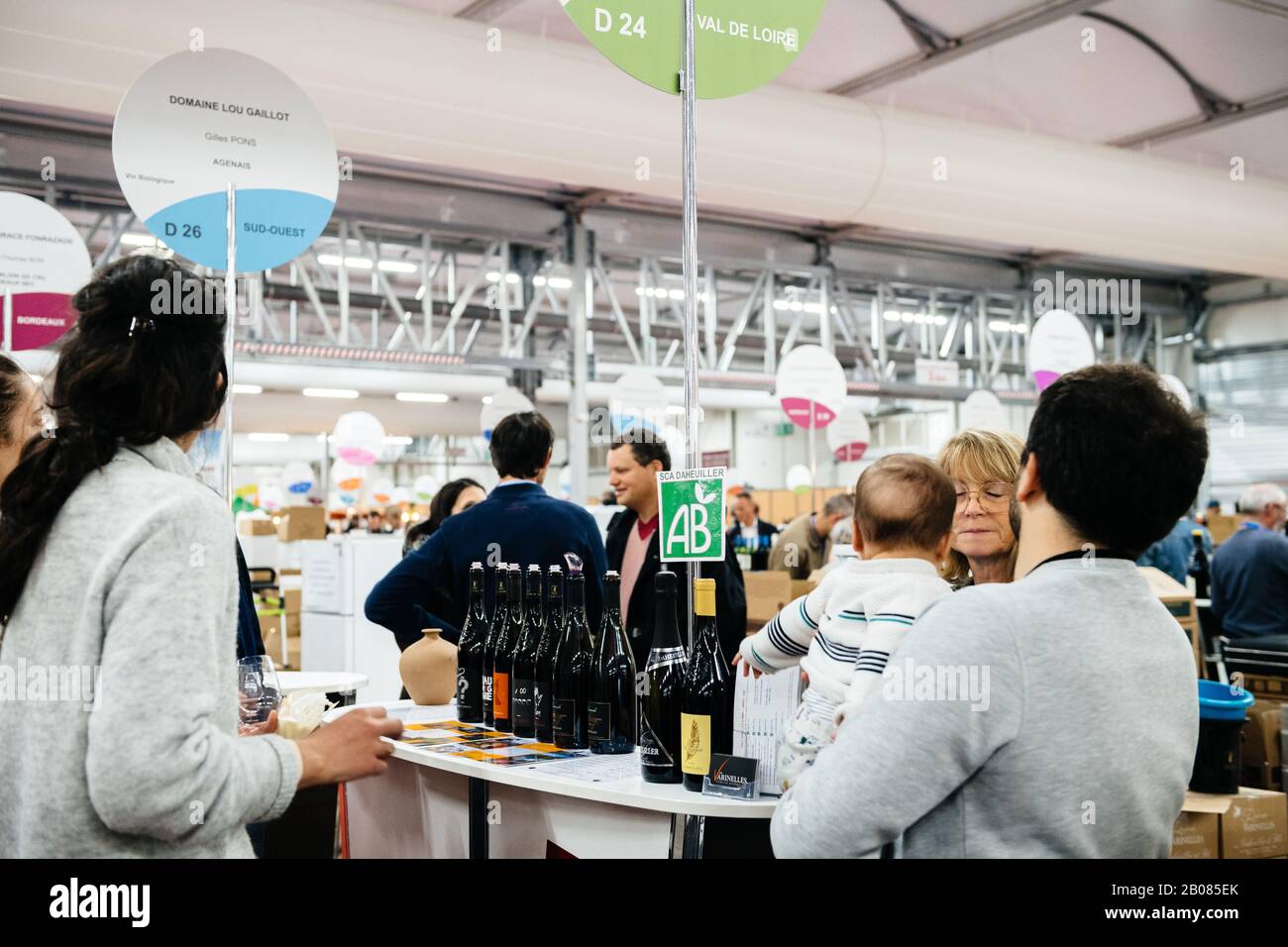 Straßburg, Frankreich - 16. Februar 2020: Besucher, die biologischem Bioanbau Wein im Vignerons Independent English Kosten: Unabhängige Winzer von Frankreich Wein Stockfoto