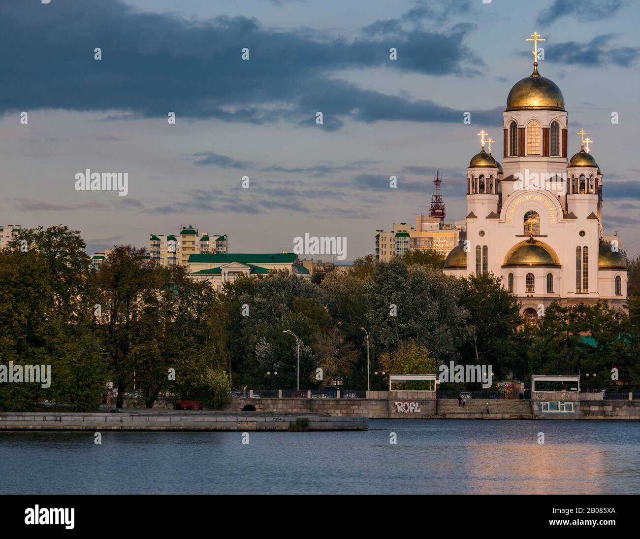 Kirche am Blut zur Erinnerung an die Heiligkeit der Familie Romanow bei Sonnenuntergang, am City-See, am Fluss Iset, in Jekaterinburg, in Sibirien, in der Russischen Föderation Stockfoto