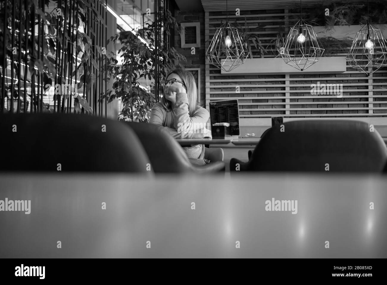 Šamac, Bosnien und Herzegowina, Okt 3, 2019: Frau in einem Café sitzen Stockfoto