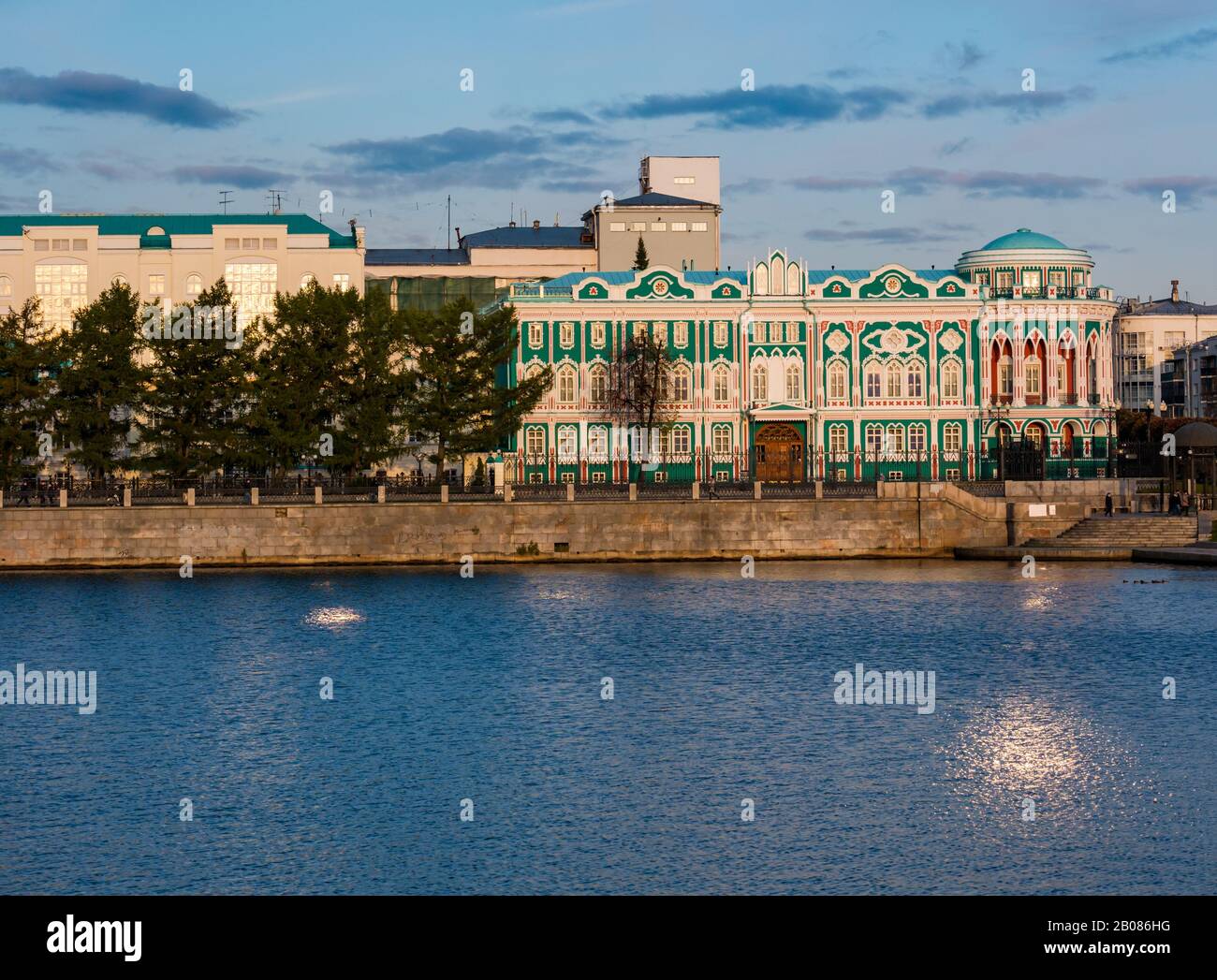 Sevastyanova House am Ufer des Iset River in der Dämmerung, Jekaterinburg, Sibirien, Russische Föderation Stockfoto