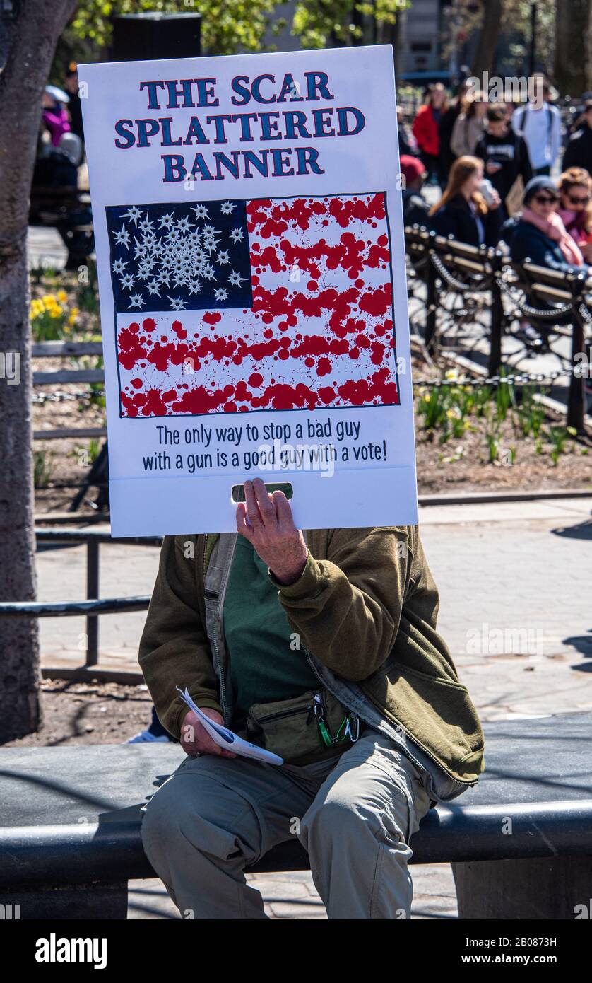 New York, NY, USA - 20. APRIL 2018: Demonstranten, die den "National Day of Action"-Aktionstag "Aginst Gun Violence in Schools"-Rally in New York City besuchen Stockfoto