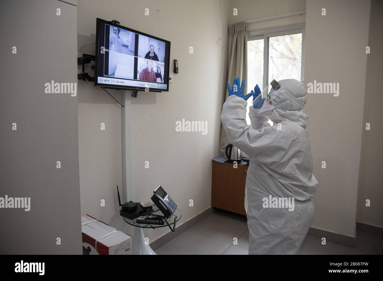 Ramat Gan, Israel. Feb. 2020. Der israelische Professor Galia Rahavm, Leiter der Infektionskrankheiten, zeigt einen Isolationsraum, da der israelische Premierminister Benjamin Netanyahu am Mittwoch, 19. Februar 2020, das Chaim Sheba Medical Center für eine Diskussion über das Coronavirus in Tel Hashomer in Ramat Gan, Israel, aufführt. Das israelische Gesundheitssystem bereitet sich auf den möglichen Ausbruch eines Coronavirus vor. Foto von Foto von Heidi Levine/UPI Credit: UPI/Alamy Live News Stockfoto