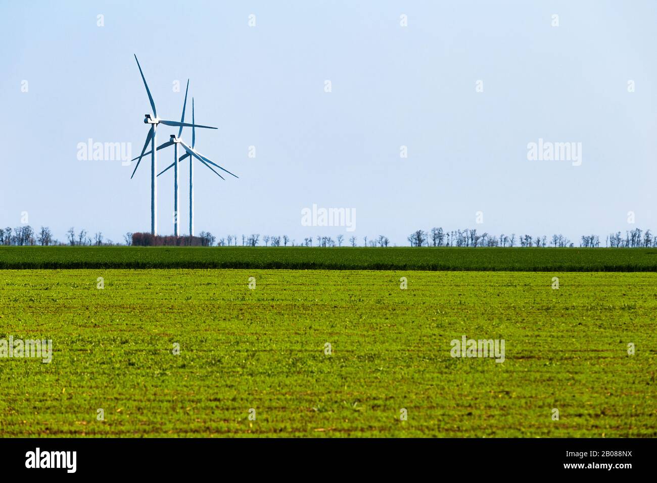 Umweltfreundliche Windenergieanlage für saubere Energie. Ringen um eine saubere Umgebung Stockfoto