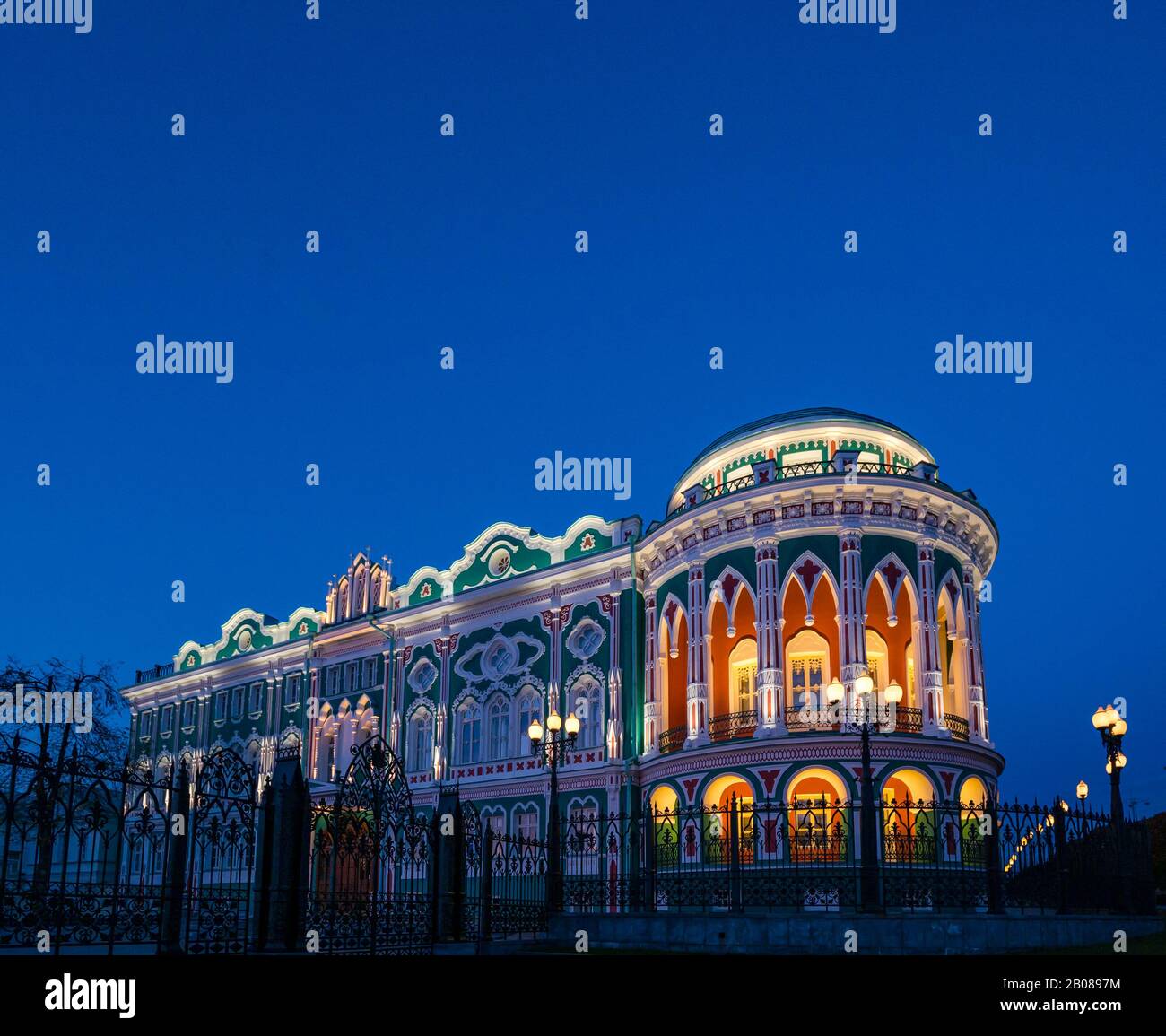 Das farbenfrohe historische Sevastyanova-Haus wurde nachts beleuchtet, Lenin-Allee, Jekaterinburg, Sibirien, Russische Föderation Stockfoto