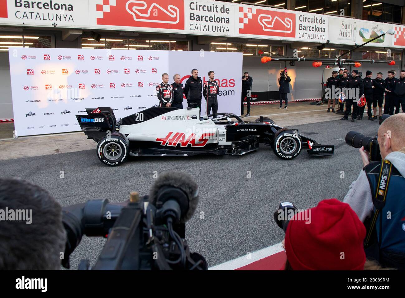 Barcelona, Spanien. Februar 2020. 19. Februar 2020; Circuit De Barcelona, Barcelona, Katalonien, Spanien; Formel-1-Vorsaison Test One; (L-R)-Fahrer Kevin Magnussen, Gene Haas Gründer und Chairman, Guenther Steiner Teamchef und Fahrer Romain Grosjean während der Präsentation des Formel-1-Autokredits VF-20: Action Plus Sports Images/Alamy Live News Stockfoto