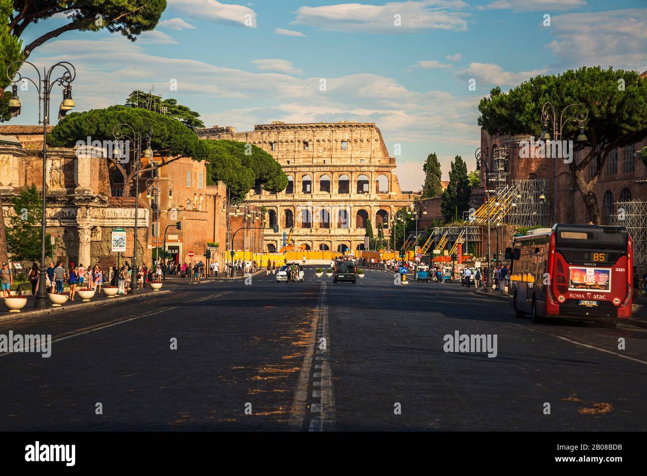 Das Kolosseum, das an einem Sommernachmittag von Der Via dei Fori Imperiali aus zu sehen ist. Rom, Italien. Stockfoto