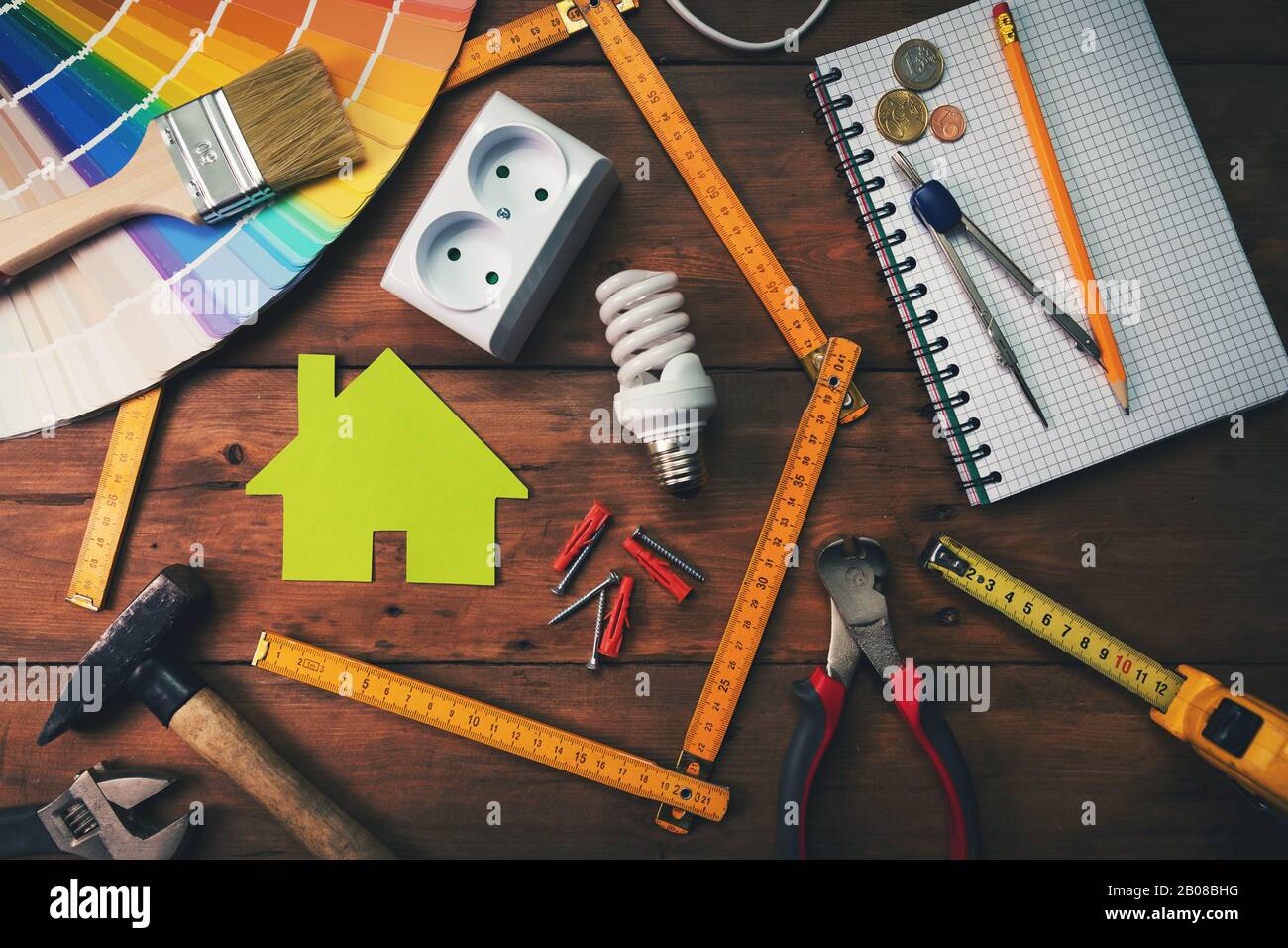 Heimverbesserungs- und Reparaturkonzept - Arbeitsgeräte und Gegenstände auf Holztisch. Draufsicht Stockfoto