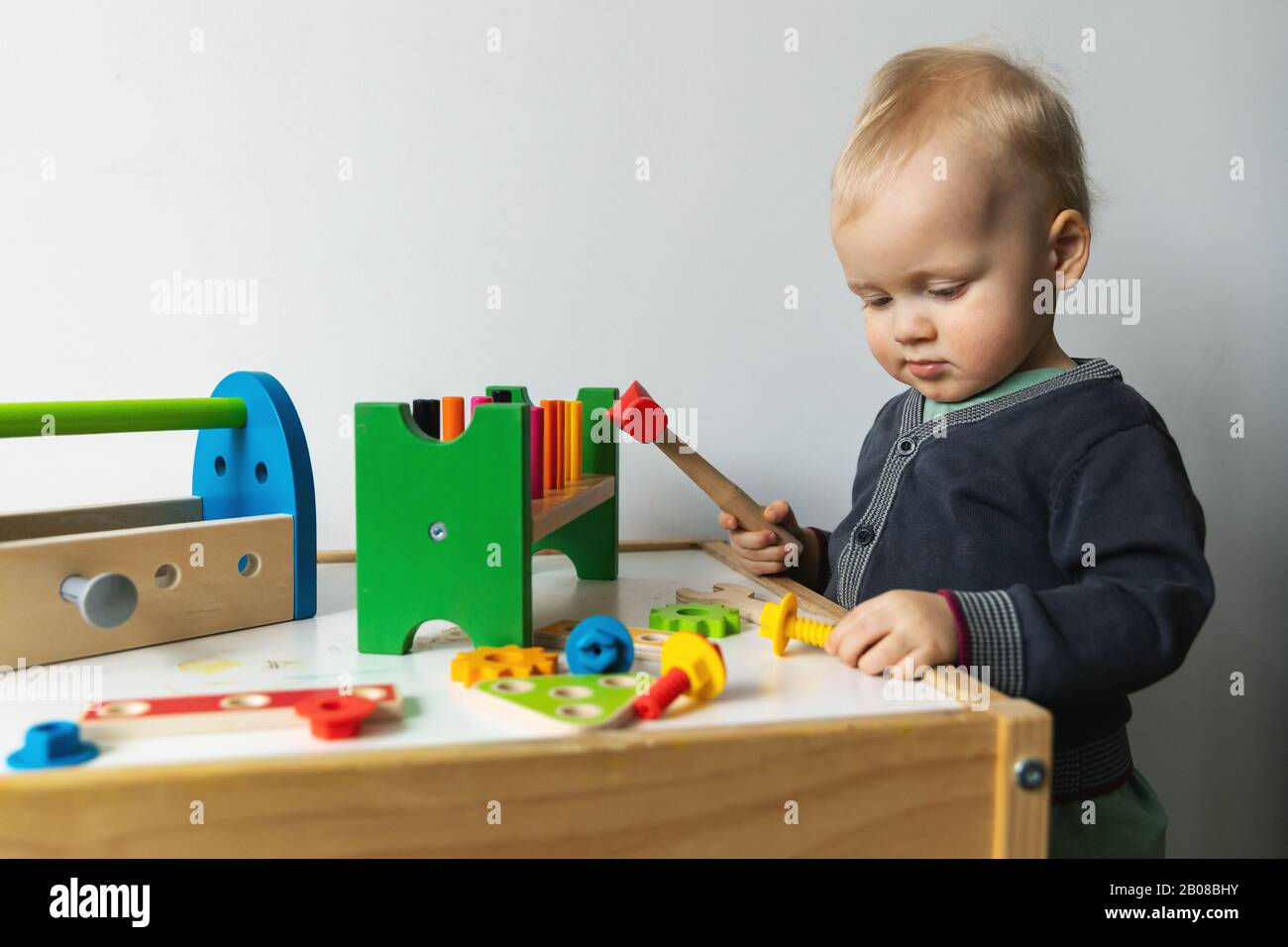 Kleine Junge, die zu Hause mit Spielzeug-Werkzeugkiste spielen Stockfoto