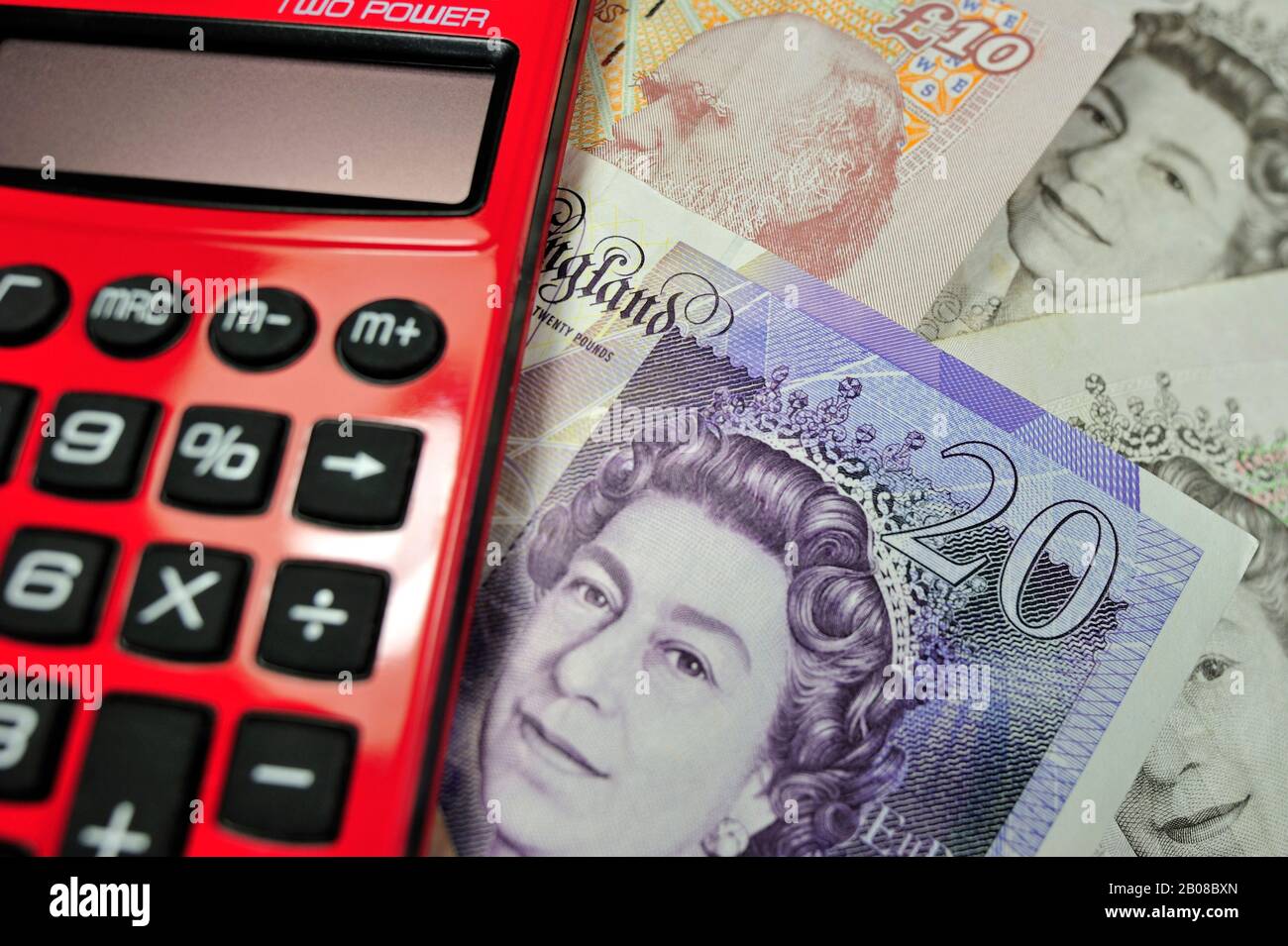 Englische Banknoten in Pfund Sterling und Rotem Taschenrechner Stockfoto