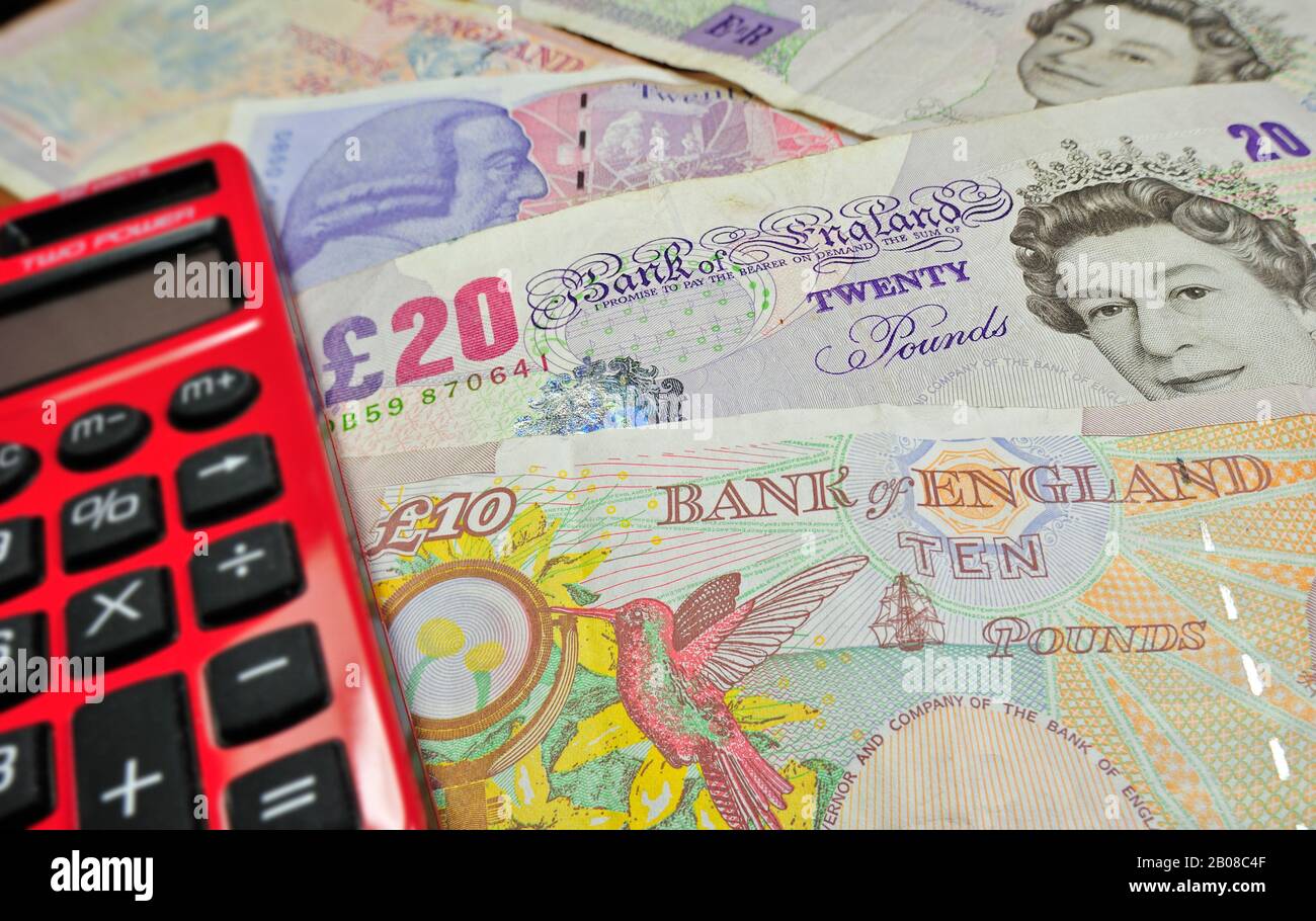 Englische Banknoten in Pfund Sterling und Rotem Taschenrechner Stockfoto