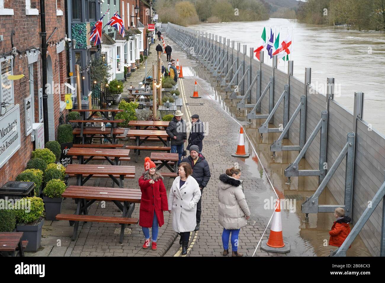 Bewdley, Großbritannien. Februar 2020. UK Wetter: Beispiellose Flußniveaus in Bewdley rufen lokale Rettungsdienste auf, um gemeinsam zu arbeiten, um Bewdleys Geschäfte und Bewohner sicher zu halten: Dies ist eine Notsituation. Hochwasserschutzbarrieren funktionieren derzeit effektiv, werden aber mit den Nachwirkungen von Storm Dennis ernsthaft an ihre Grenzen gestoßen. Kredit: Lee Hudson/Alamy Live News Stockfoto