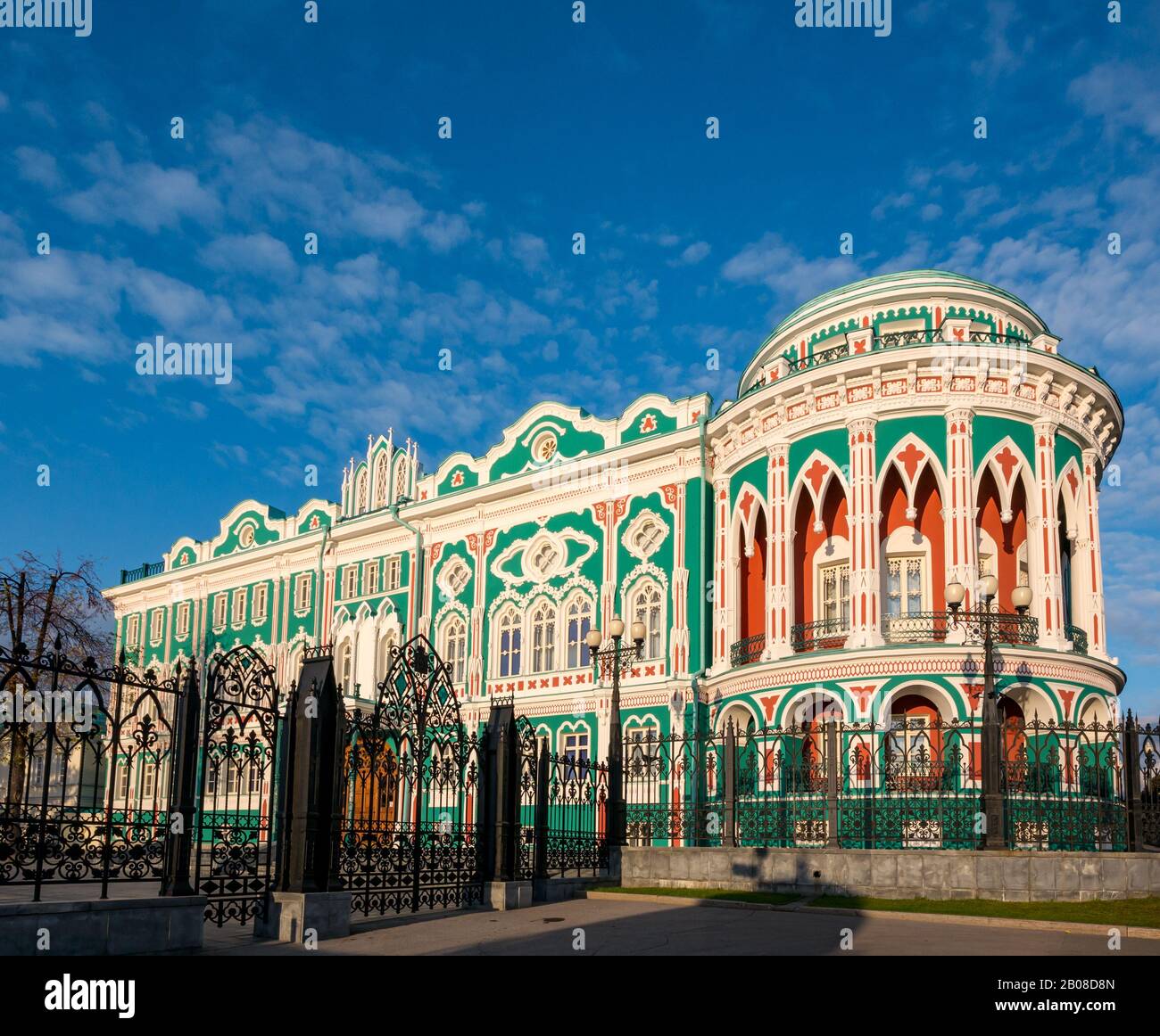Buntes historisches Sevastyanova-Haus, Lenin-Allee, Jekaterinburg, Sibirien, Russische Föderation Stockfoto