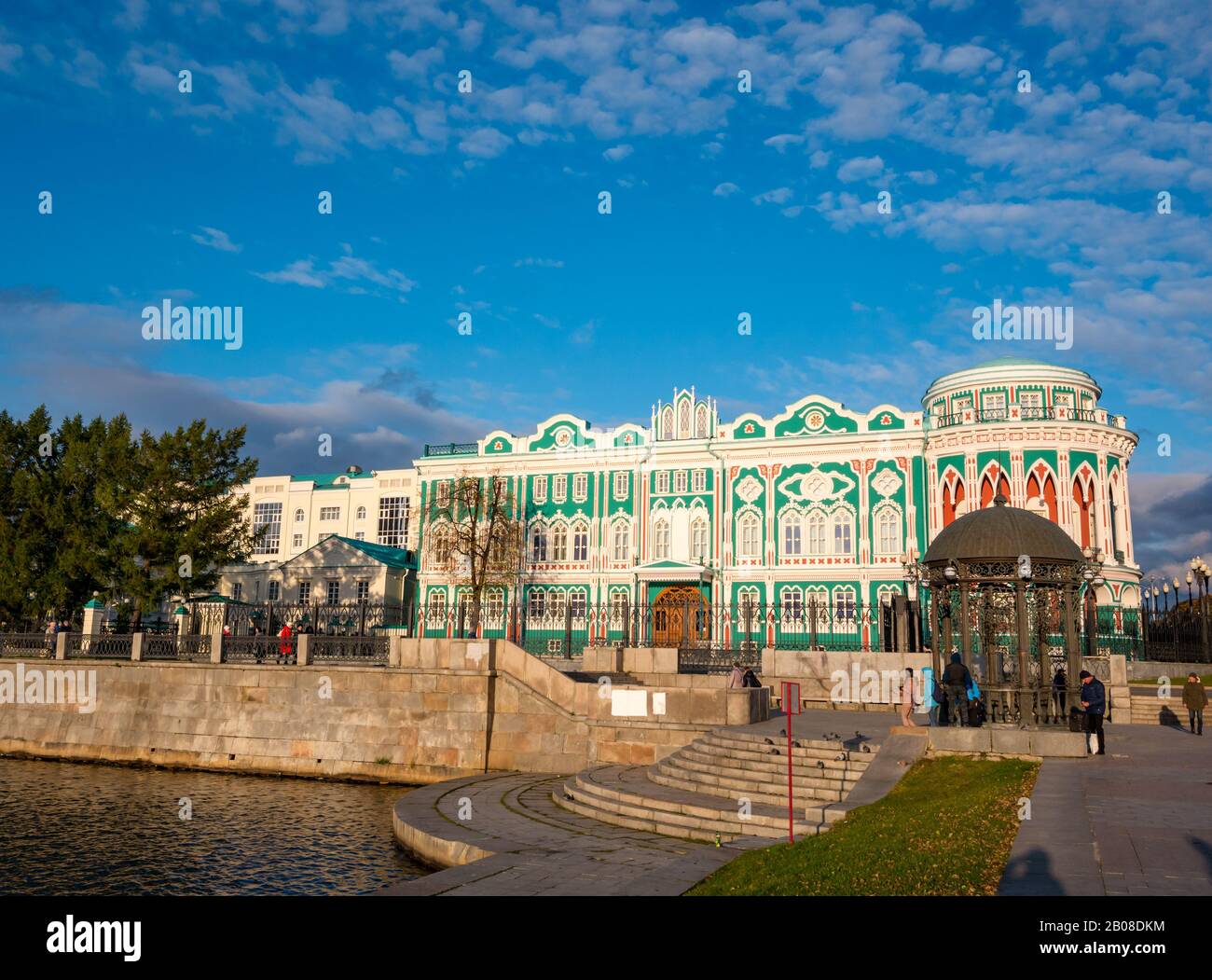 Farbenfrohes historisches Sevastyanova Haus am Ufer des städtischen Sees, Lenin-Allee, Jekaterinburg, Sibirien, Russische Föderation Stockfoto