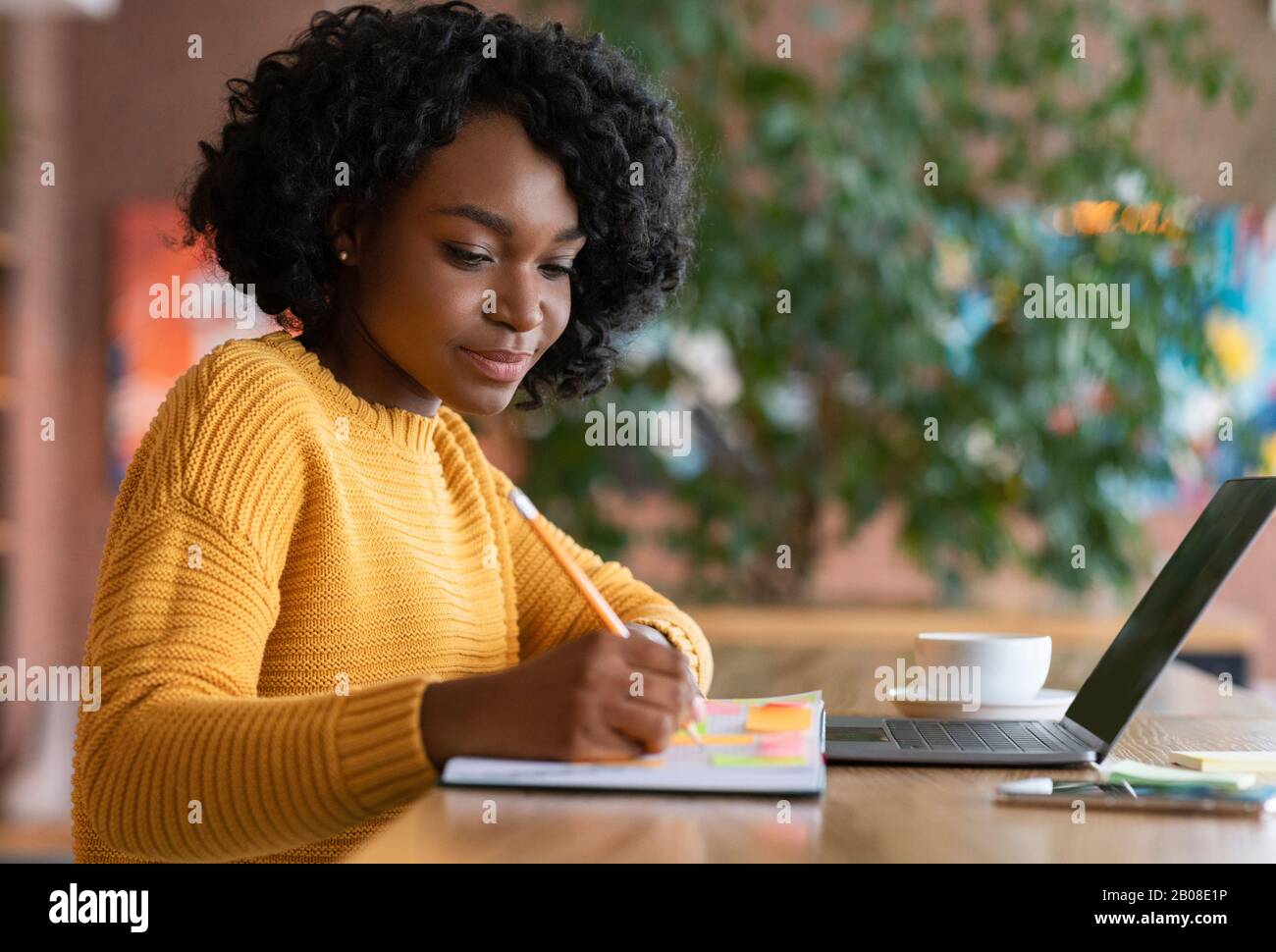 Motivierte afro-Frau auf der Suche nach einem neuen Job online Stockfoto