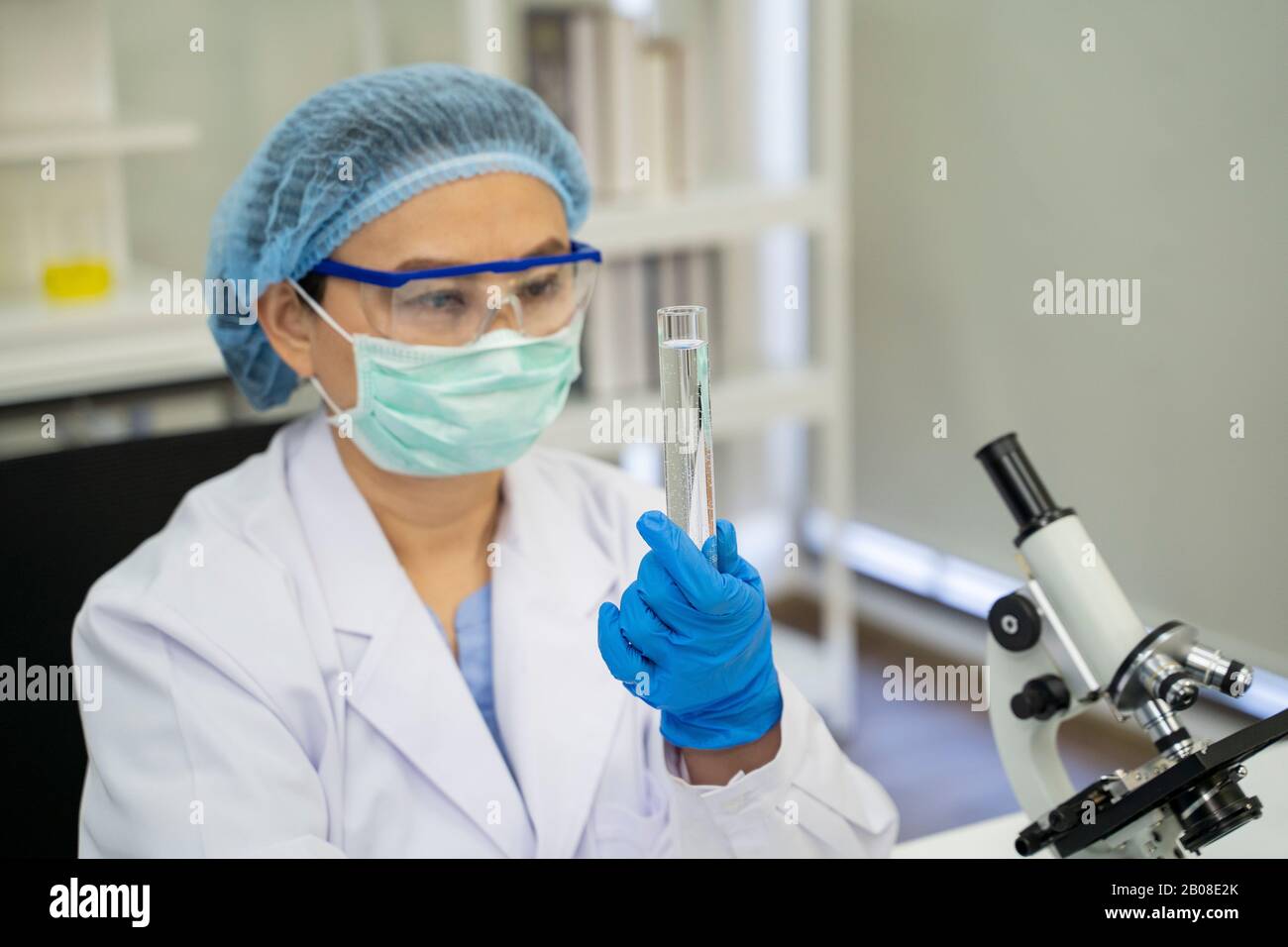 Der Arzt untersucht bestimmte Substanzen, die in das Medikament gemischt werden sollen. Stockfoto