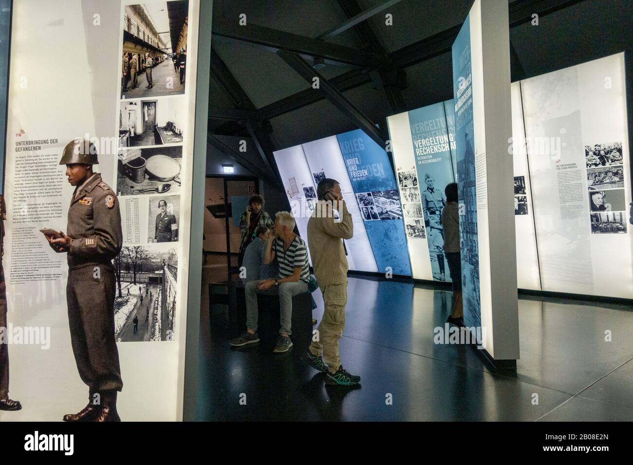 Allgemeine Informationsanzeige im Memorium Nürnberg Trials, Nürnberg, Bayern, Deutschland. Stockfoto