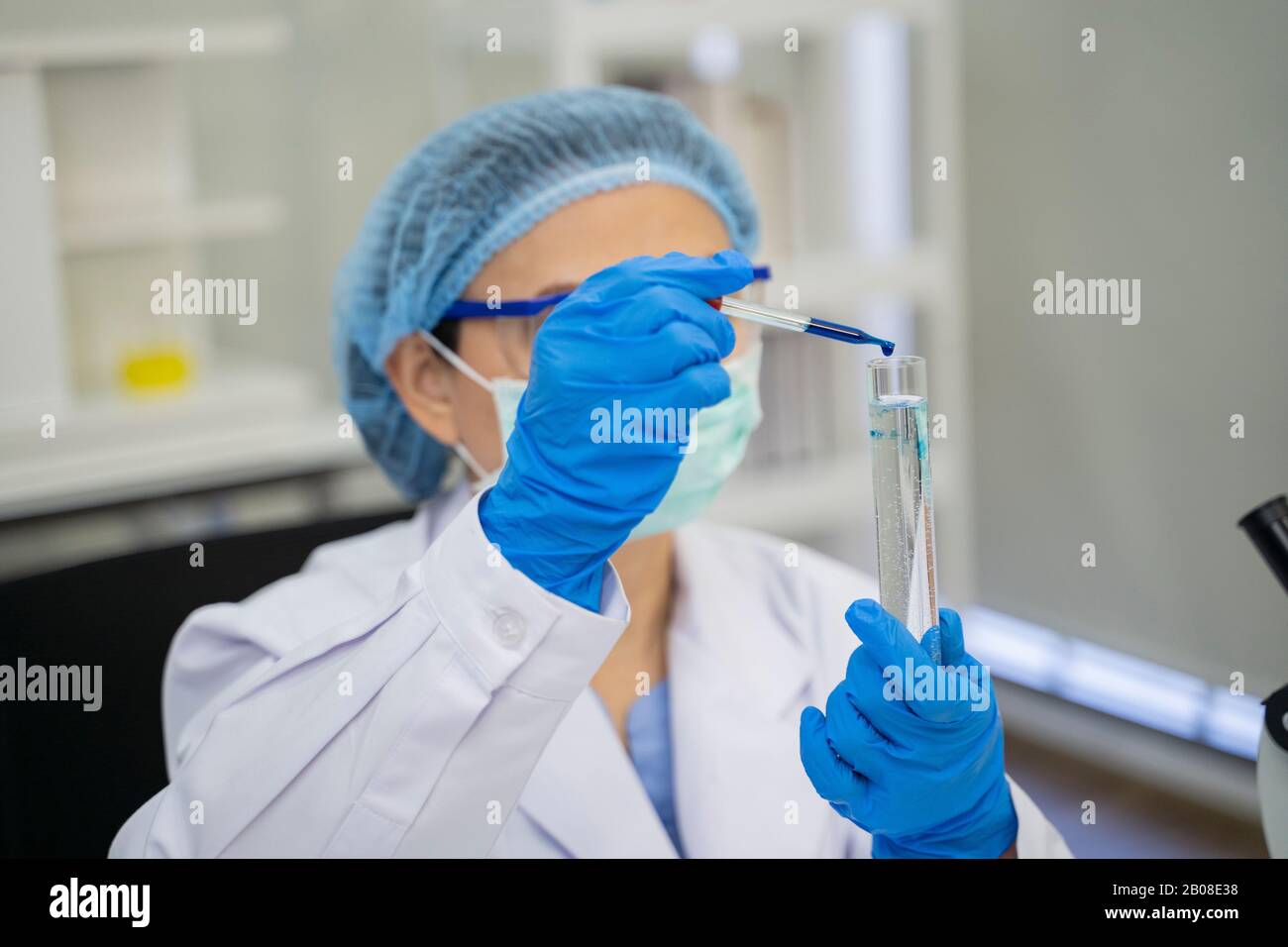 Der Arzt untersucht bestimmte Substanzen, die in das Medikament gemischt werden sollen. Stockfoto