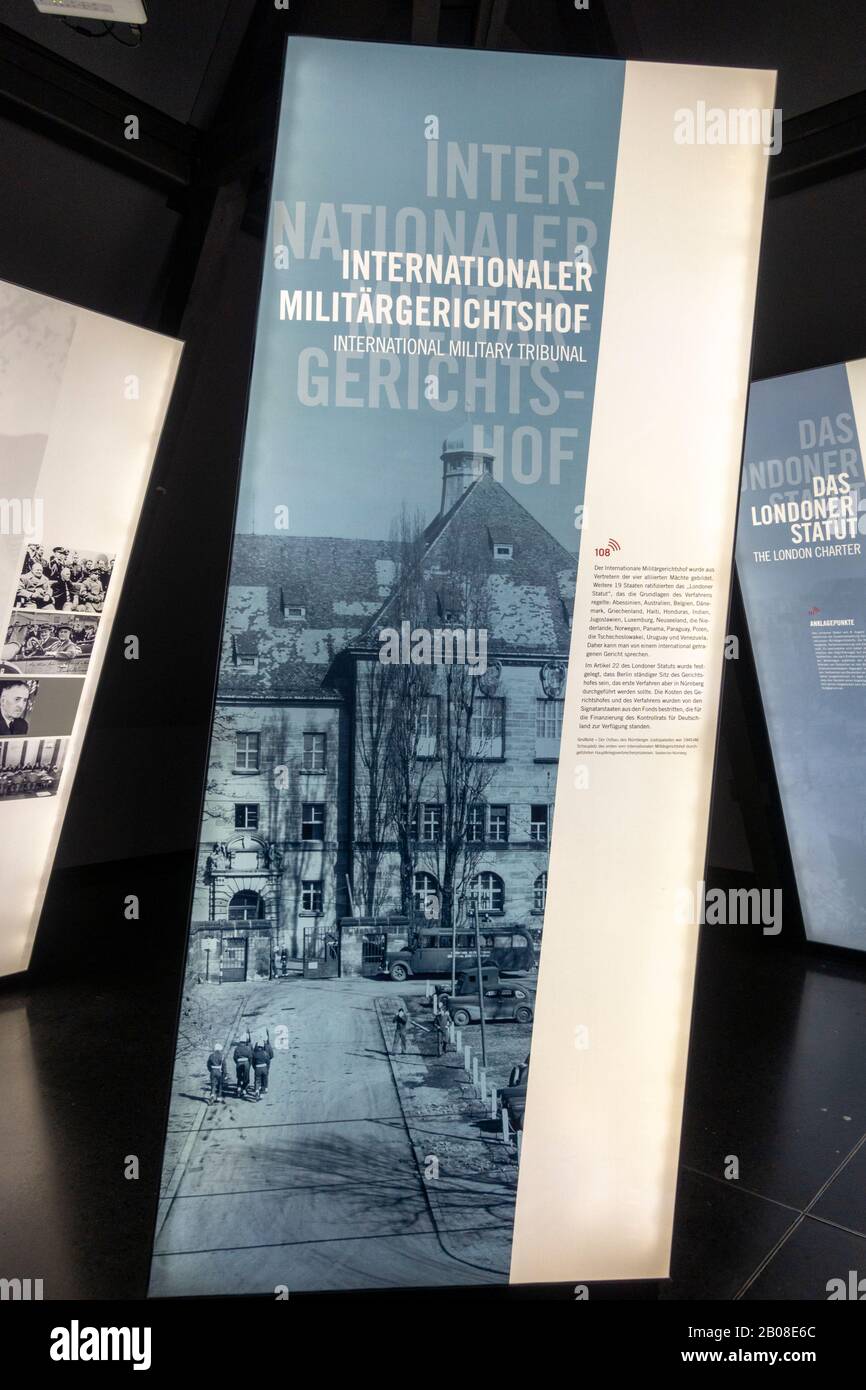 Allgemeine Informationsanzeige im Memorium Nürnberg Trials, Nürnberg, Bayern, Deutschland. Stockfoto