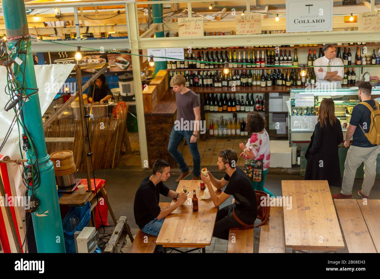 Am Donnerstag versammeln sich die Menschen in der Markthalle neun an der Eisenbahnstraße zu Straßennahrung aus biologischem Anbau. Kreuzberg, Berlin Stockfoto