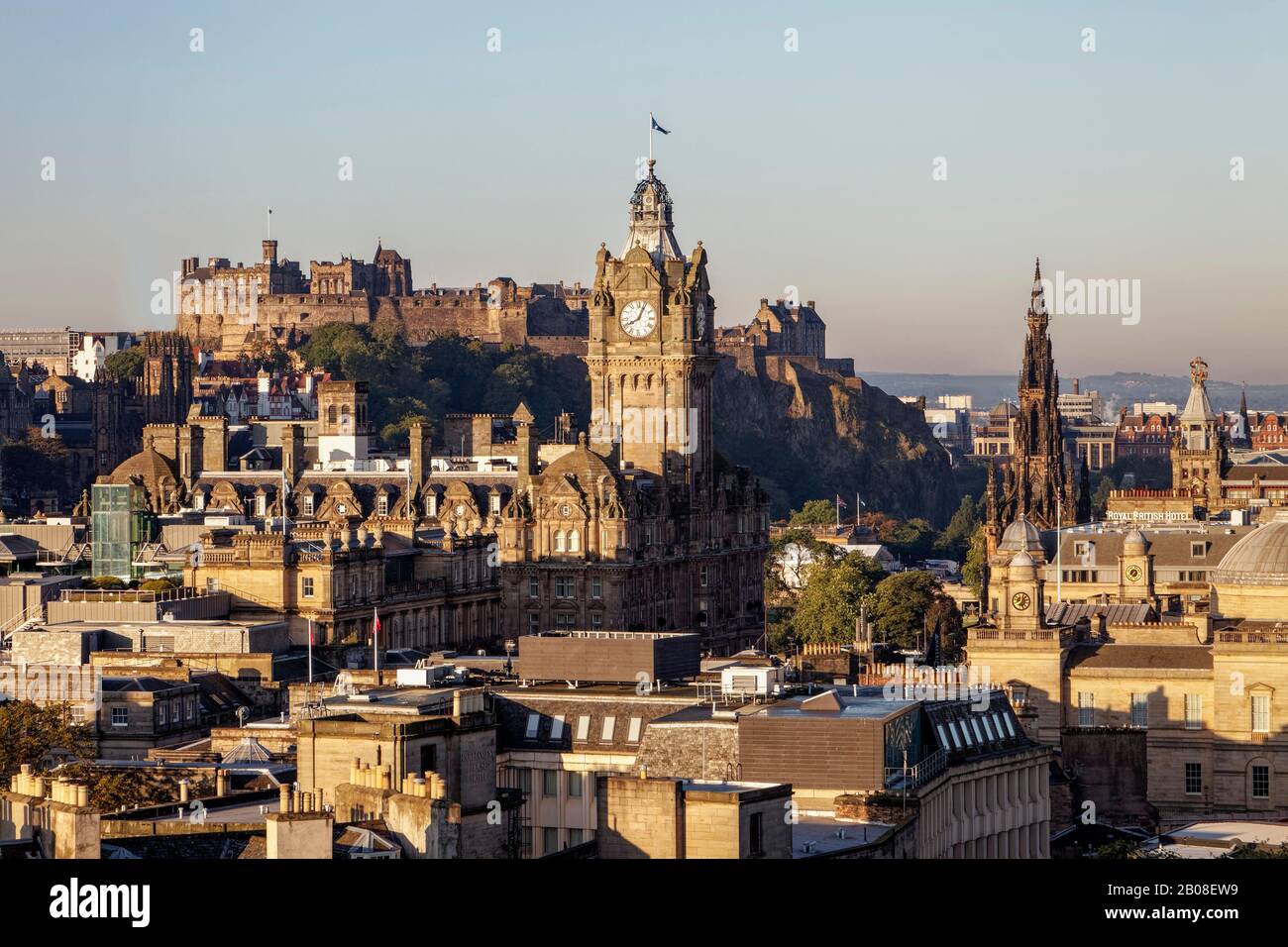 Edinburgh Castle vom Calton Hill aus, ein großartiger Aussichtspunkt für die Stadt Stockfoto