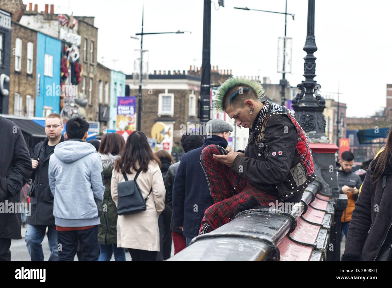 Punkrocker auf der Camden Lock Bridge, London. Stockfoto