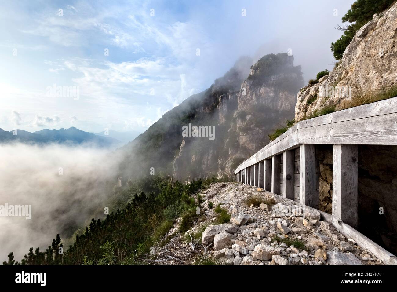 Italienischer Graben des Großen Krieges am Gipfel des Berges La Sisilla. Piccole Dolomiti, Recoaro Terme, Provinz Vicenza, Venetien, Italien, Europa. Stockfoto