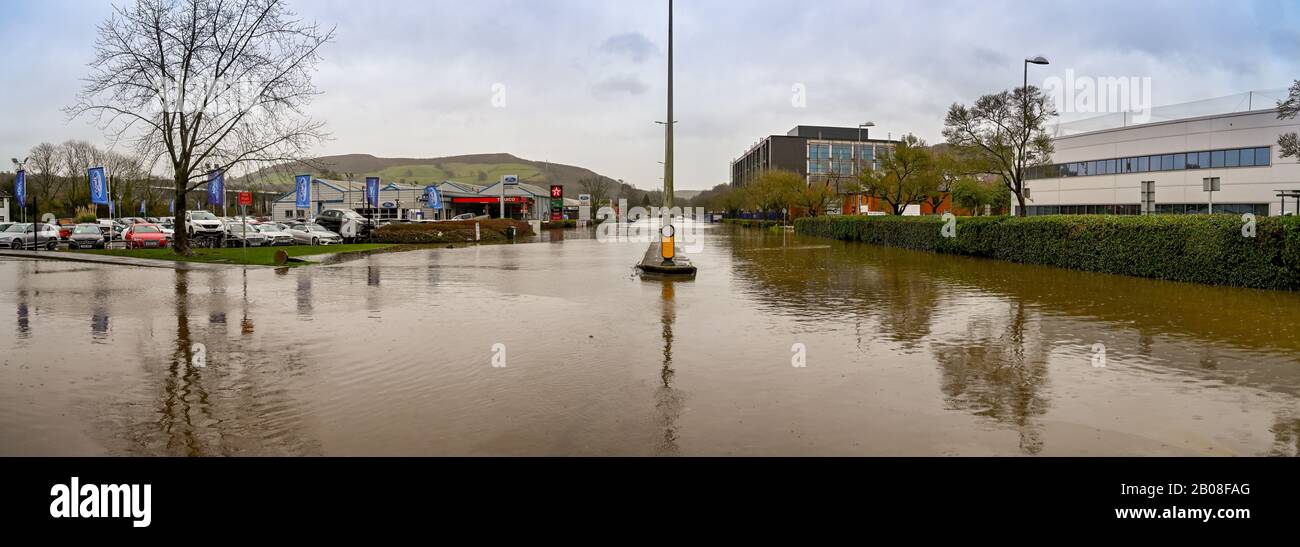 NANTGARW, IN DER NÄHE VON CARDIFF, WALES - FEBRUAR 2020: Panoramaaussicht auf eine überflutete Doppelfahrbahn auf dem Treforest Industrial Estate nahe Cardiff Stockfoto