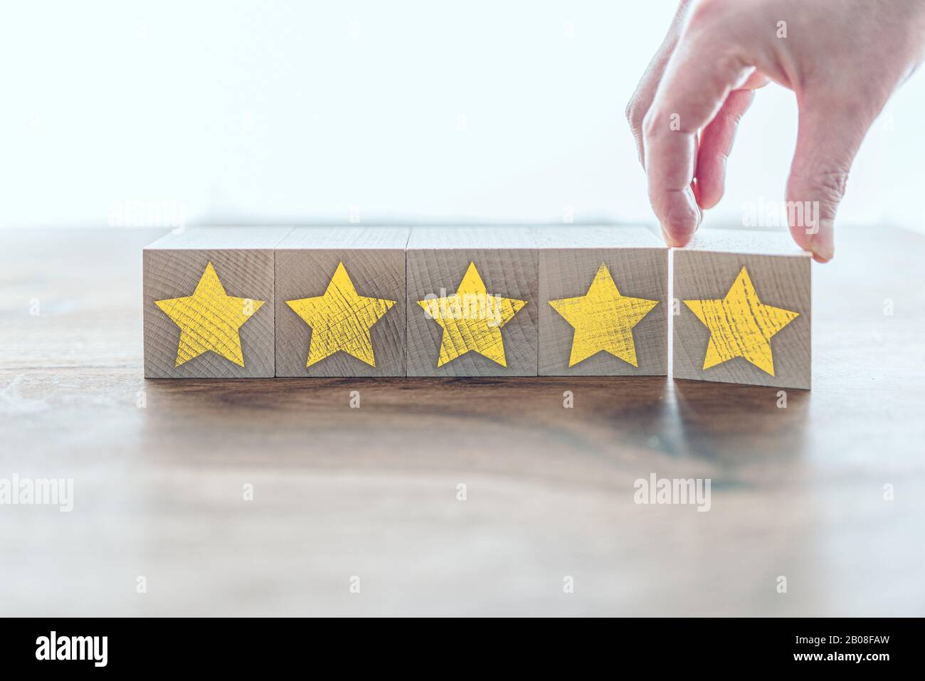 5-Sterne-Qualitätsbewertung auf Holzblöcken, Kundenfeedback-Konzept Stockfoto