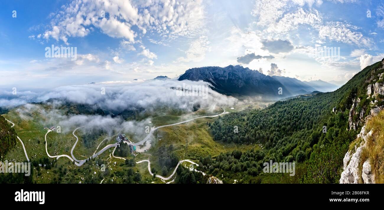 Der Campogrosso-Pass mit dem Rifugio 'Antonio Giuriolo'. Im Hintergrund die Bergkette Tre Croci. Piccole Dololiti, Venetien, Italien. Stockfoto