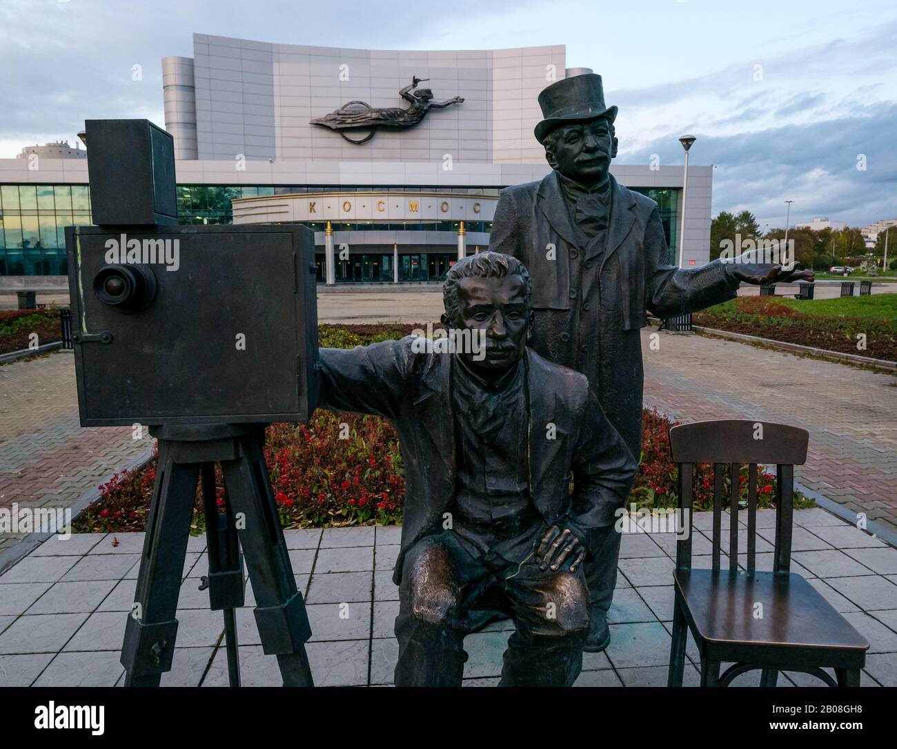Bronzeskulputue der Brüder Lumiere mit altmodischer Kamera, Konzertsaal Kosmos, Jekaterinburg, Sibirien, Russland Stockfoto