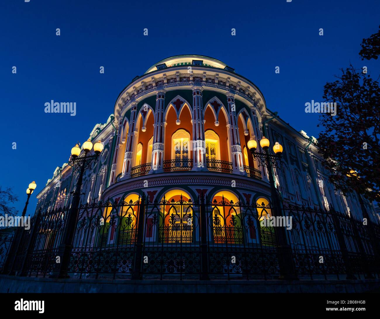 Das farbenfrohe historische Sevastyanova-Haus wurde nachts beleuchtet, Lenin-Allee, Jekaterinburg, Sibirien, Russische Föderation Stockfoto