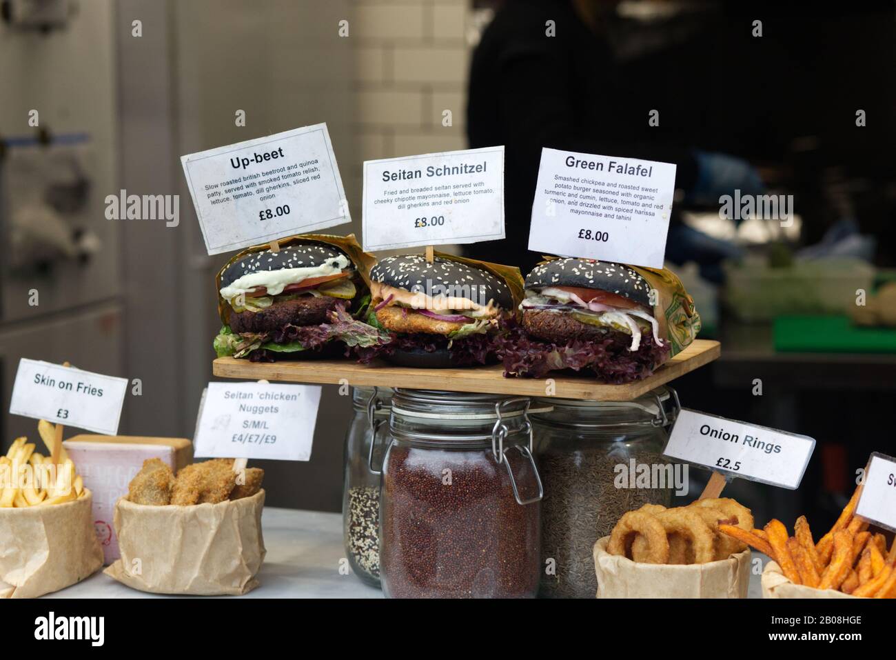Up Beat Burgers, seitan Schnitzel Burgers und Green Falafel Burgers im camden Market, vegane Straßennahrung Stockfoto