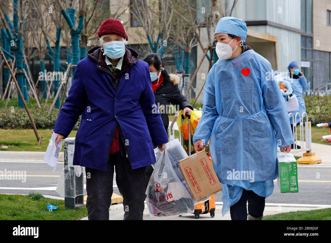 Wuhan, China. Februar 2020. Patienten, die sich von einer neuartigen Coronavirus Pneumonie (NCP) erholt haben, verlassen das Taikang Tongji Krankenhaus in Wuhan, der zentralchinesischen Provinz Hubei, 19. Februar 2020. Insgesamt 13 mit NCP infizierte Patienten erholten sich und wurden am Mittwoch im Taikang Tongji Hospital entlassen. (Xinhua/Shen Bohan) Credit: Xinhua/Alamy Live News Stockfoto