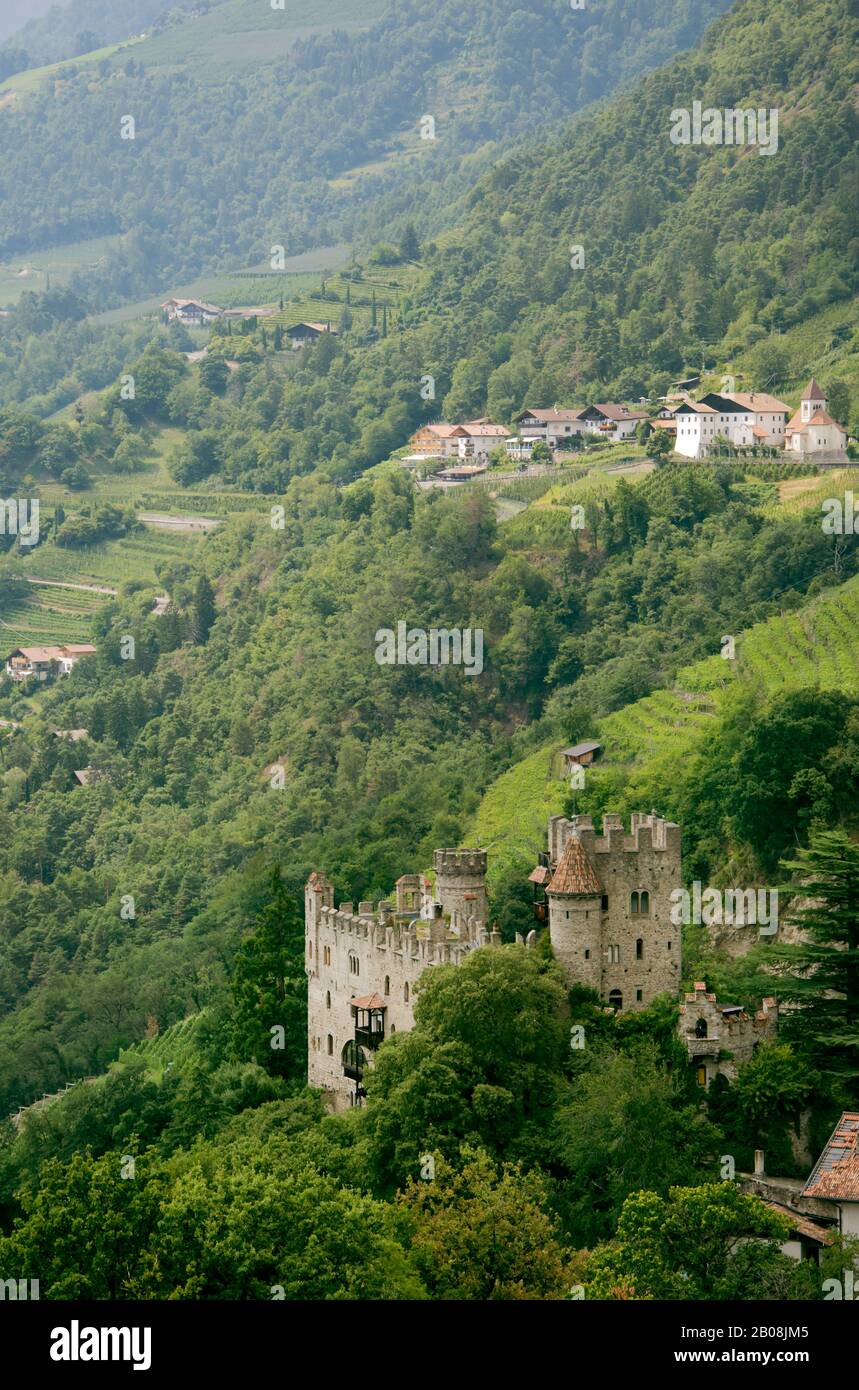 Brunnenburger Mittelburg und Umgebung in der Nähe des Dorfes Dorf in Südtirol, Italien Stockfoto