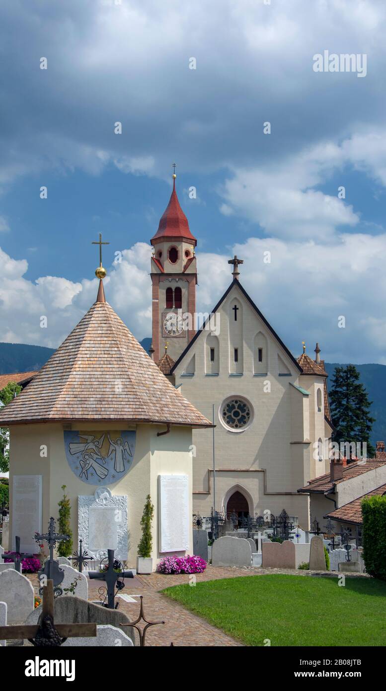 Die Kirche des Hl. Johannes des Täufers und ihr Friedhof in Dorf Tirol, bei Meran, Südtirol, Italien. Stockfoto