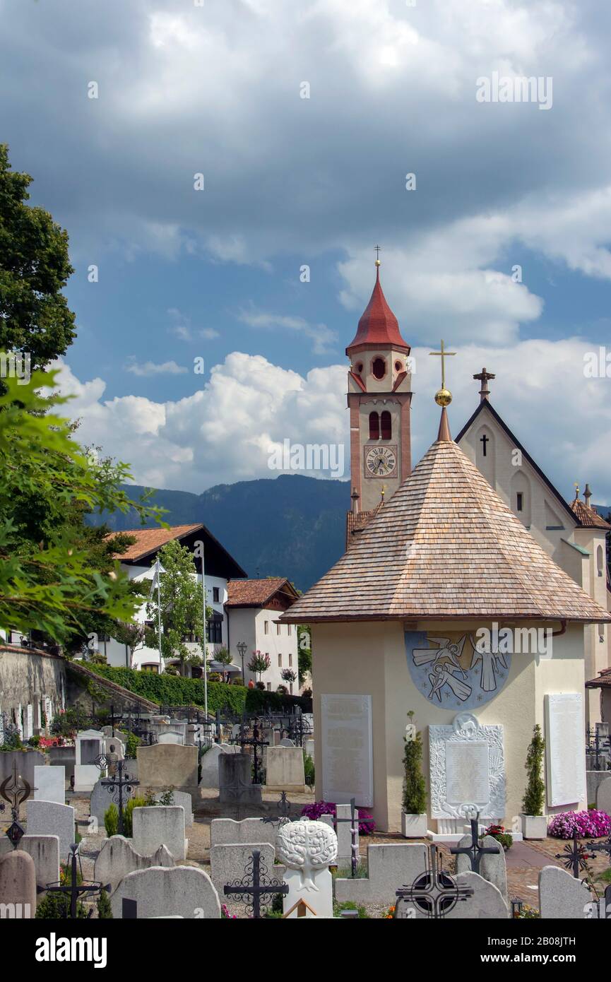 Die Kirche des Hl. Johannes des Täufers und ihr Friedhof in Dorf Tirol, bei Meran, Südtirol, Italien. Stockfoto
