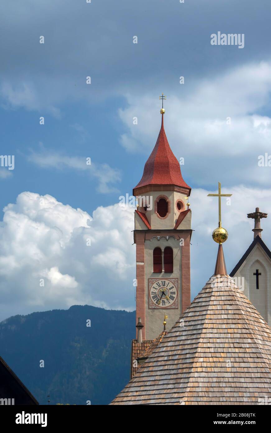 Die Kirche des Hl. Johannes des Täufers in Dorf Tirol, bei Meran, Südtirol, Italien.Detail Dach und Glockenturm. Stockfoto