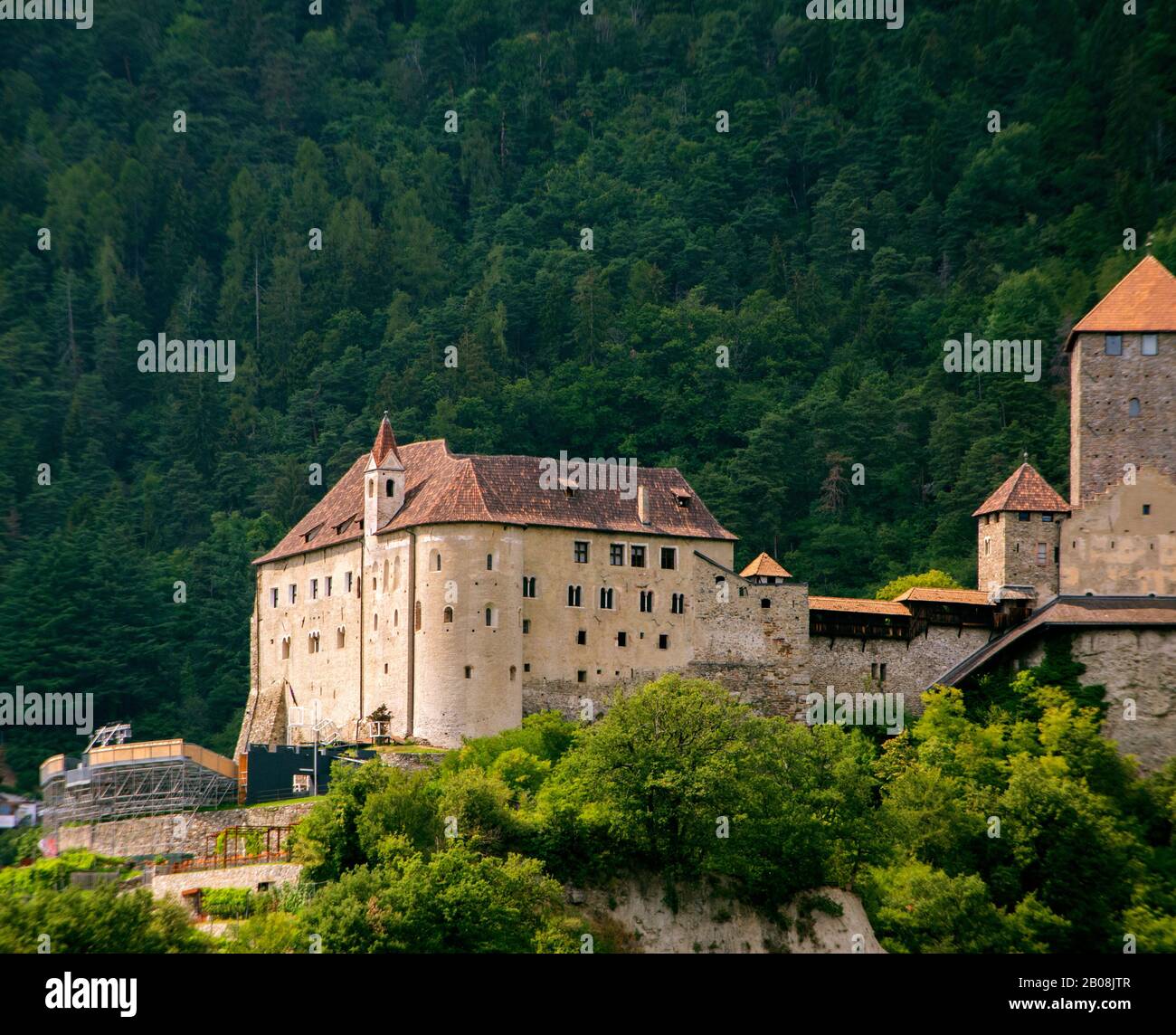 Die mittelalterliche Burg von Tyrol außerhalb von Dorf in Tyrol, Südtirol, Italien Stockfoto
